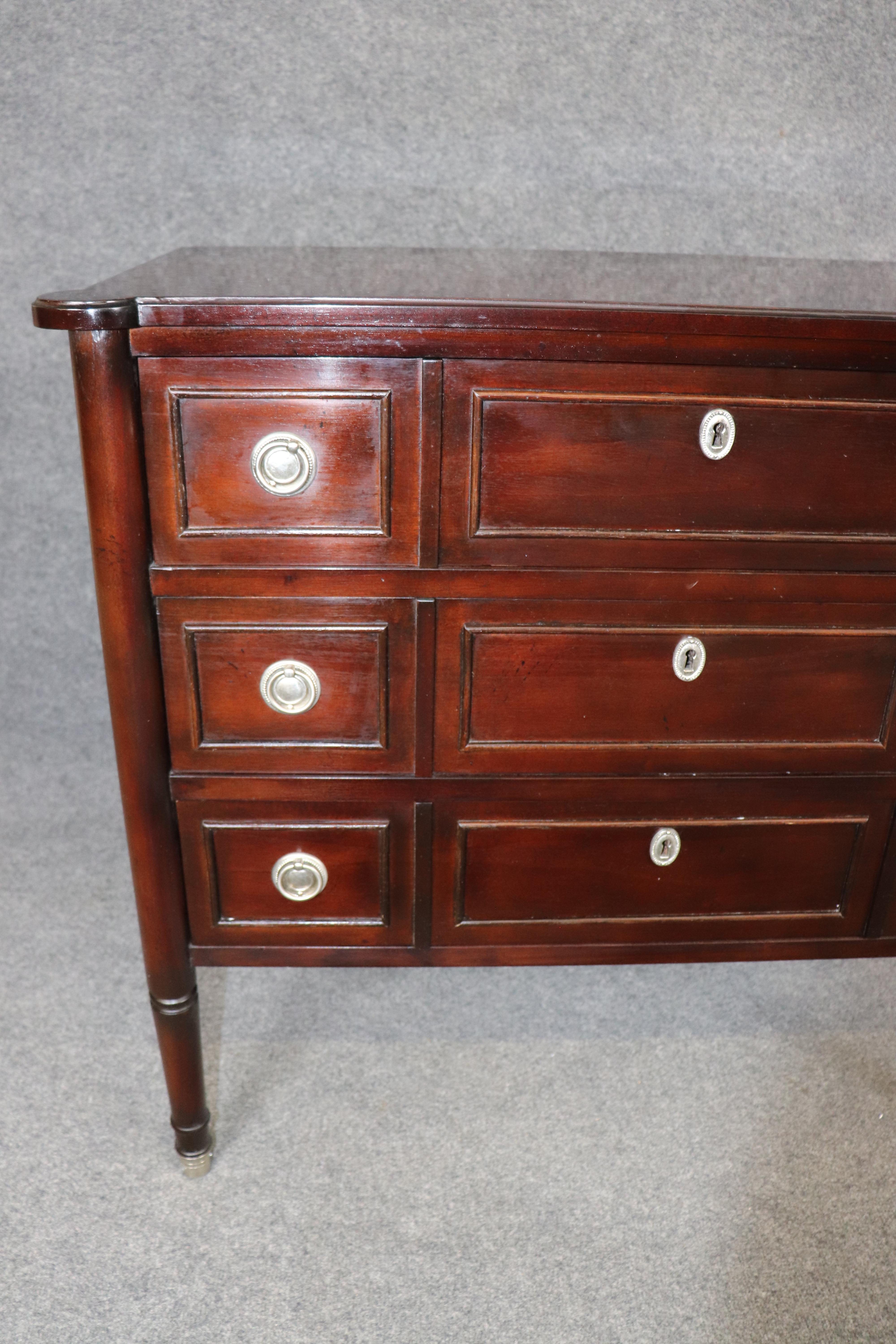 Pareja de cómodas de 3 cajones de caoba estilo Directoire Luis XVI de Baker en venta 1