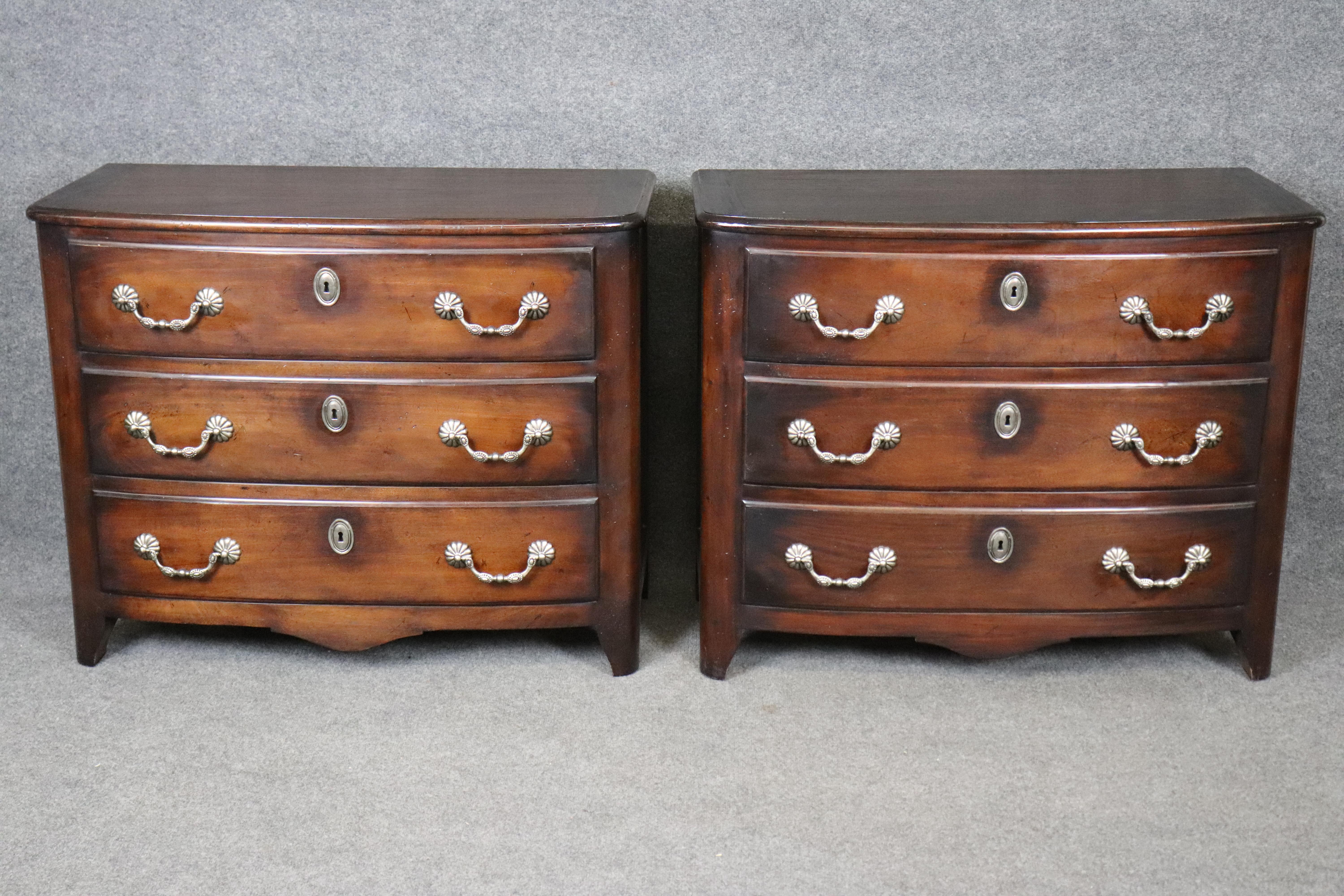 Abmessungen - H: 32 1/4 in B: 40 in T: 19 1/2 in

Erhöhen Sie Ihren Wohnraum mit diesem atemberaubenden Paar Kommoden mit drei Schubladen im Regency-Stil aus der geschätzten Baker Furniture Milling Road Collection'S. Baker Furniture ist bekannt für