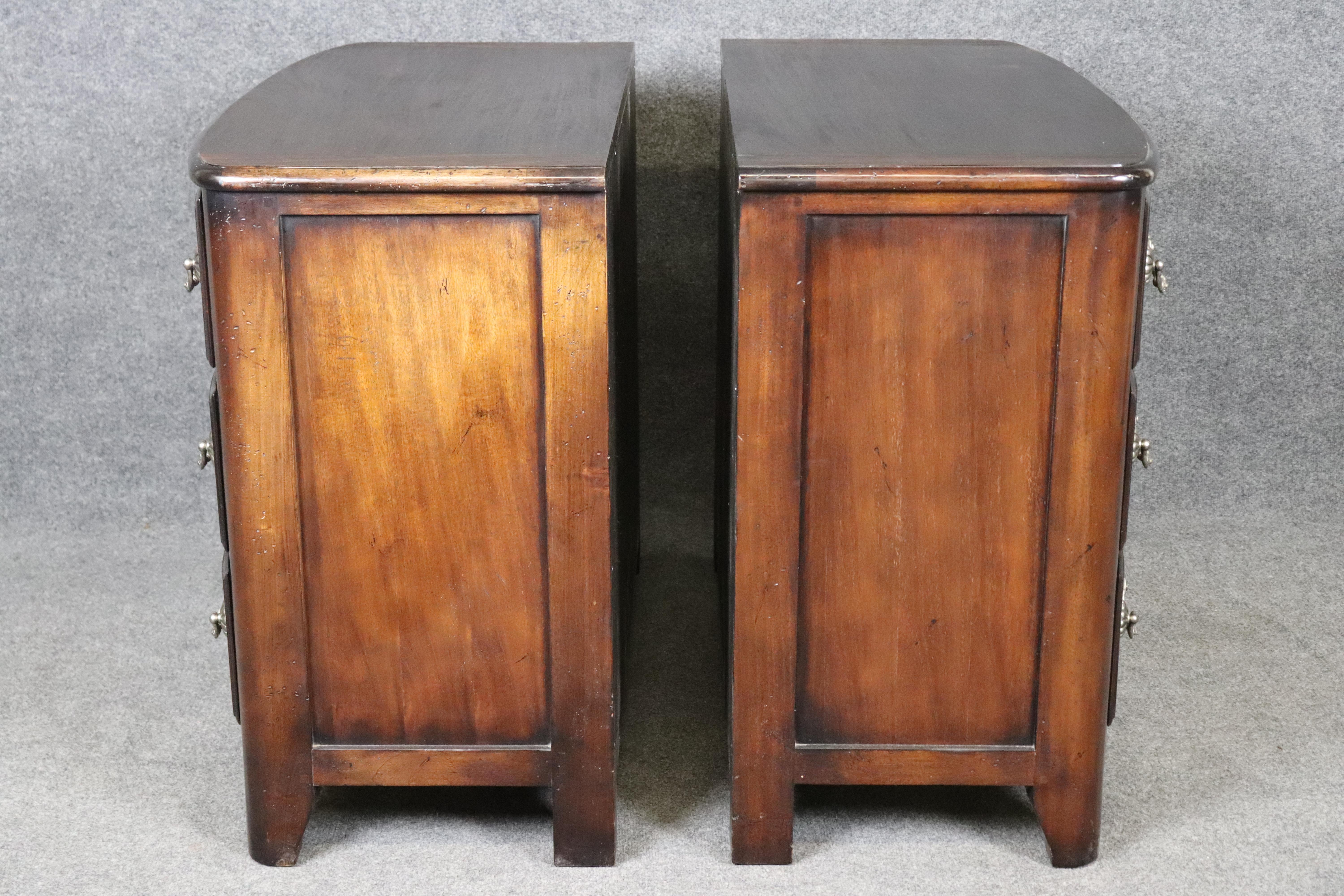 Paar Baker Furniture Kommoden mit drei Schubladen aus Nussbaum (Regency) im Angebot