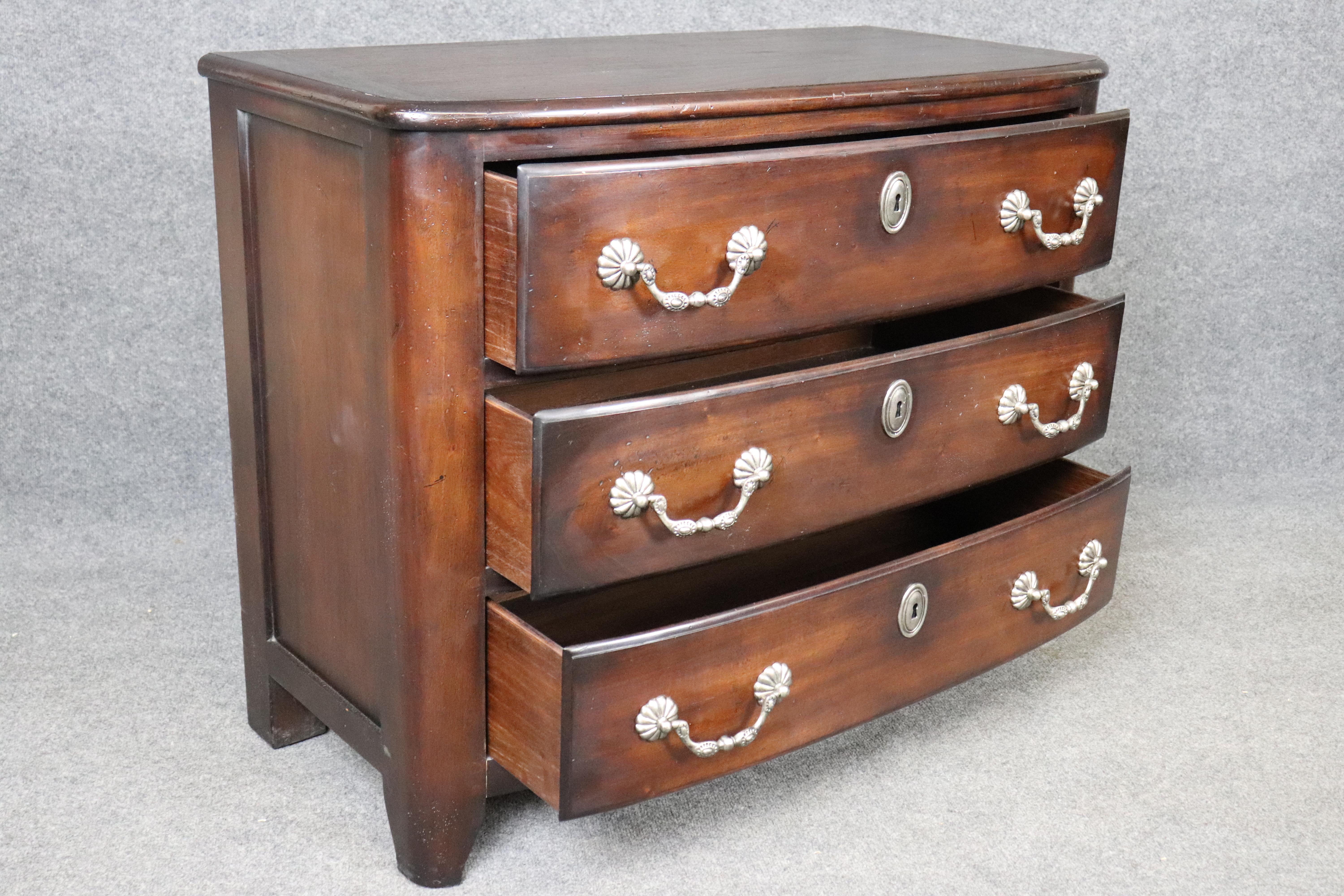 Paar Baker Furniture Kommoden mit drei Schubladen aus Nussbaum (Handgeschnitzt) im Angebot