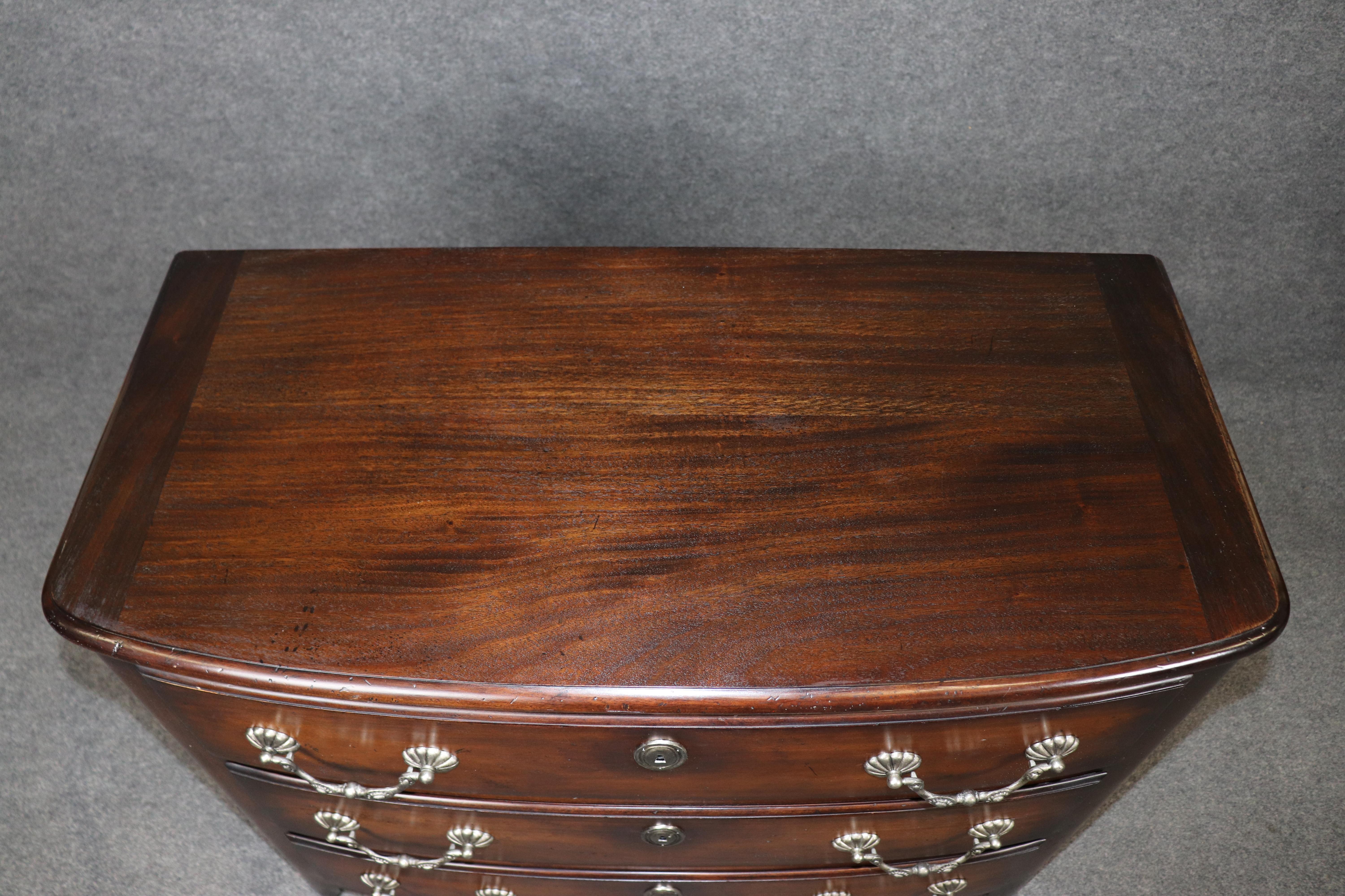 Paar Baker Furniture Kommoden mit drei Schubladen aus Nussbaum im Zustand „Gut“ im Angebot in Swedesboro, NJ
