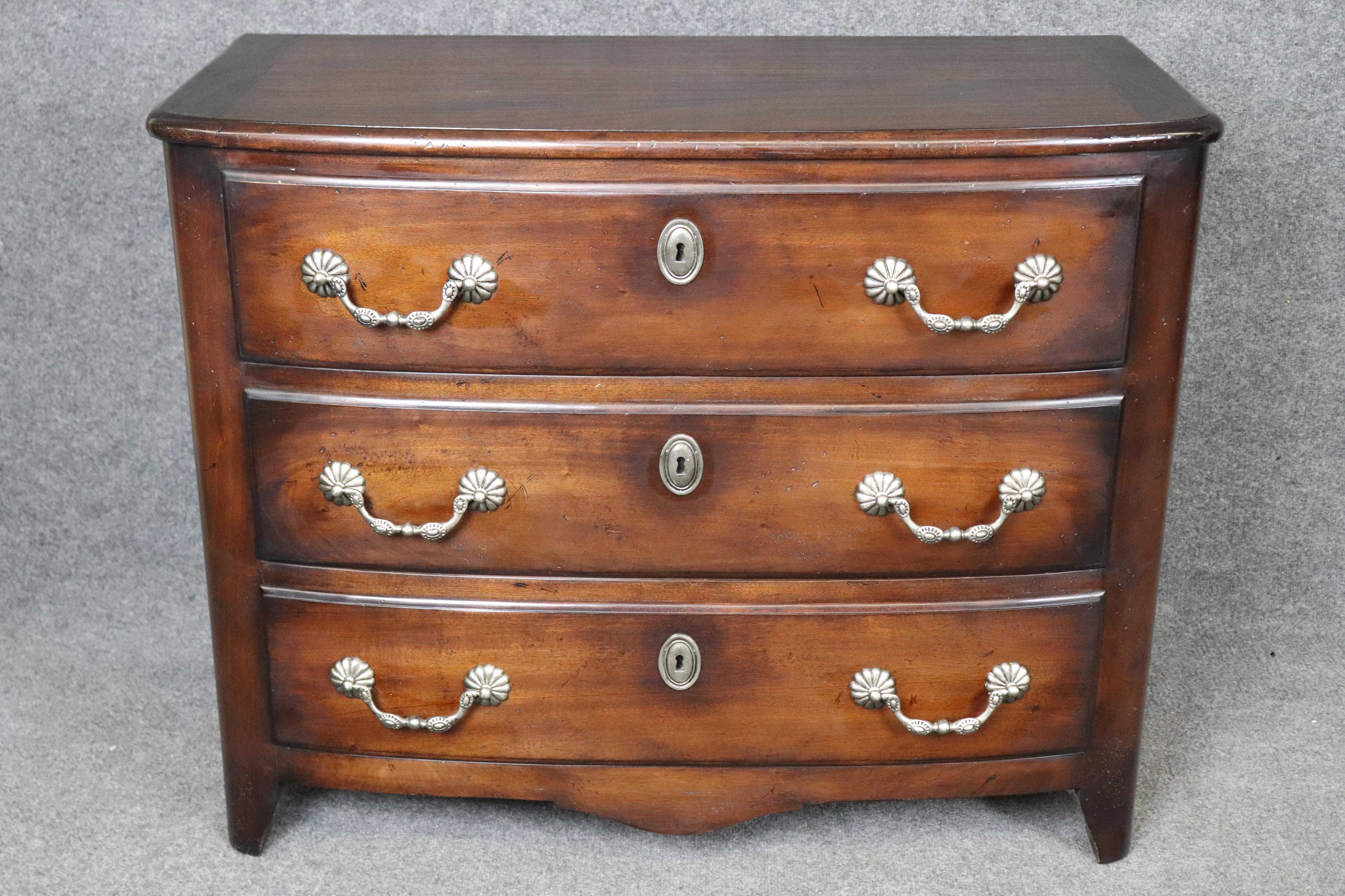 Paar Baker Furniture Kommoden mit drei Schubladen aus Nussbaum (Holz) im Angebot