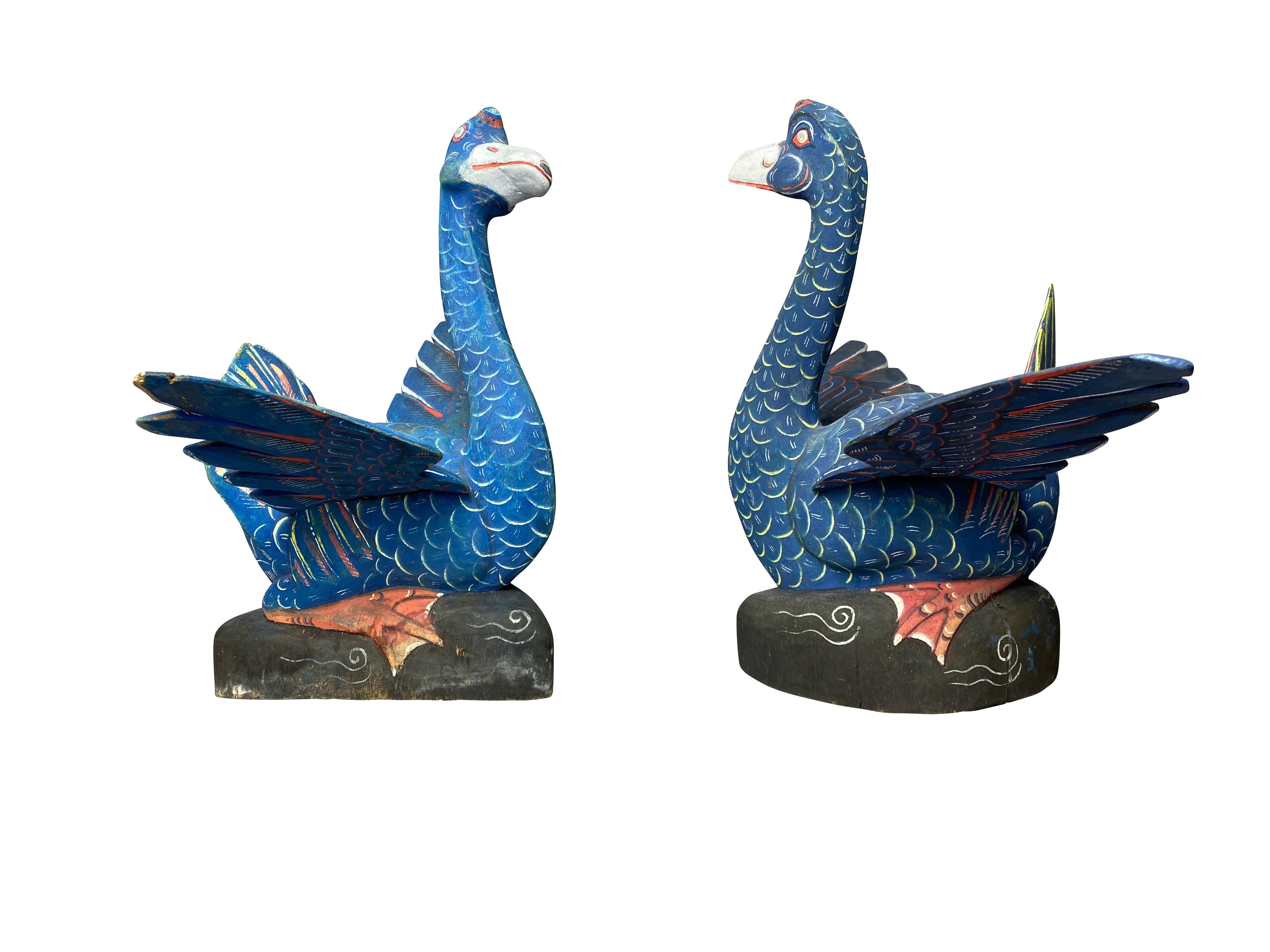 Peint Paire de canards balinais sculptés et peints provenant de la propriété de John Volk en vente