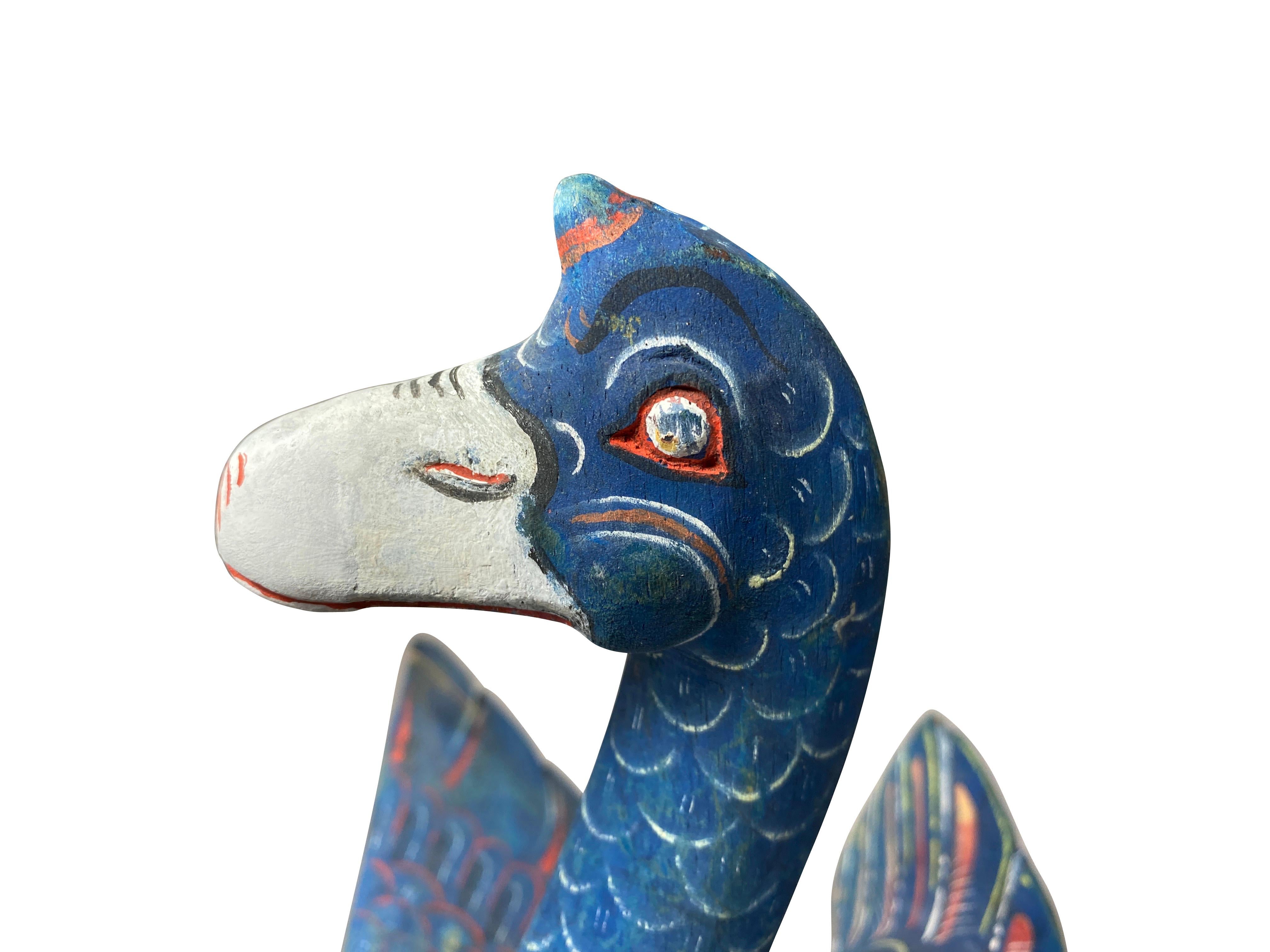 Milieu du XXe siècle Paire de canards balinais sculptés et peints provenant de la propriété de John Volk en vente