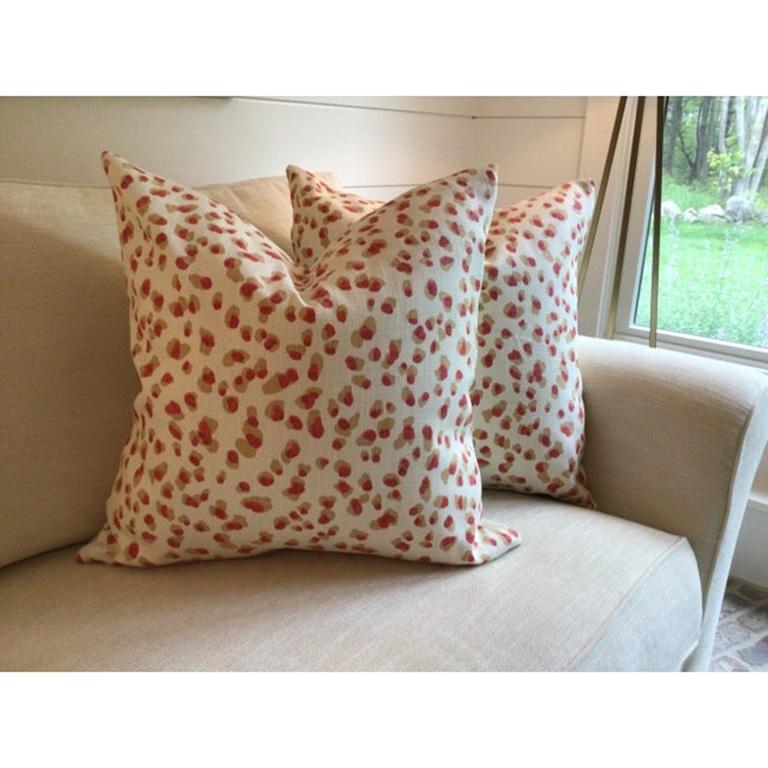 Crediamo che in ogni stanza ci sia bisogno di una piccola stampa giocosa per attirare l'attenzione e creare energia visiva. I nostri cuscini in piuma Mira Spice fanno entrambe le cose con uno stile alla moda. Il motivo delle gocce d'acqua è stampato