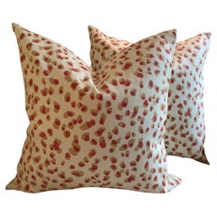 Coppia di cuscini Ballard Design "Mira" con imbottitura in piuma d
oca a macchie animali.