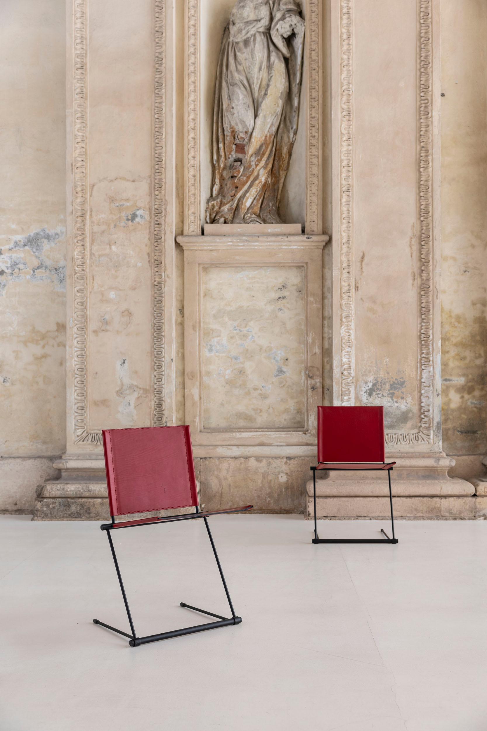 Herbert Ohl's Ballerina chair, designed in the early 1990s for Matteo Grassi, is a striking combination of minimalist elegance and functional innovation. Known for its cantilevered design, the chair combines a black frame in lightweight steel with a