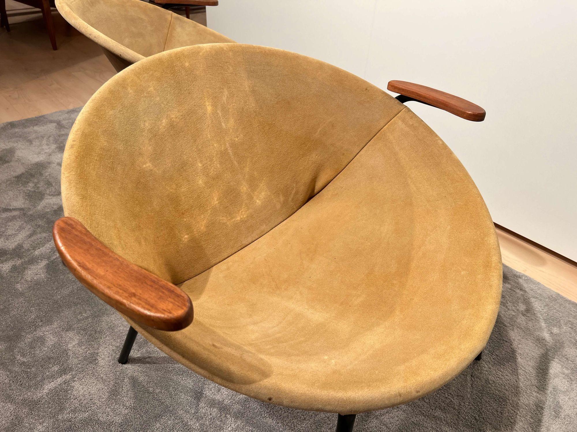 Pair of ‚Balloon’ Lounge Chairs by Hans Olsen, Yellow Suede, Denmark, circa 1960 For Sale 3
