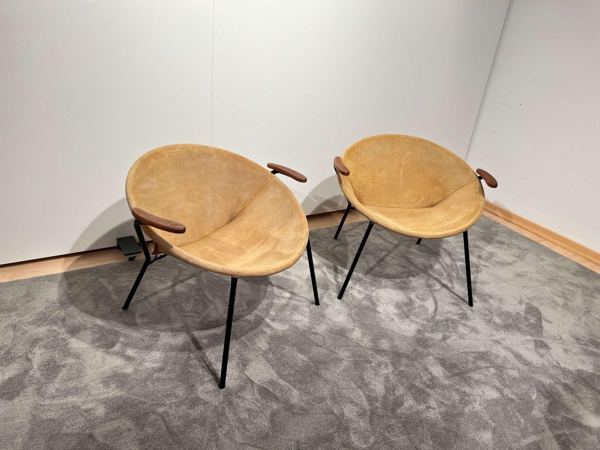 Pair of 1960s ‚Balloon’ lounge chairs (2) by Hans Olsen (Design 1955). Original yellow suede leather. Black lacquered metal frame. Oiled solid teak armrests.
Dimensions: H 64 cm x W 76 cm x D 63 cm x Seat-H ca. 37 cm.