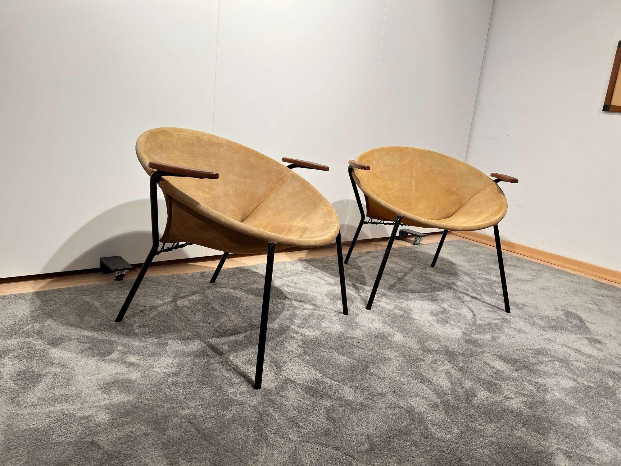 Danish Pair of ‚Balloon’ Lounge Chairs by Hans Olsen, Yellow Suede, Denmark, circa 1960 For Sale