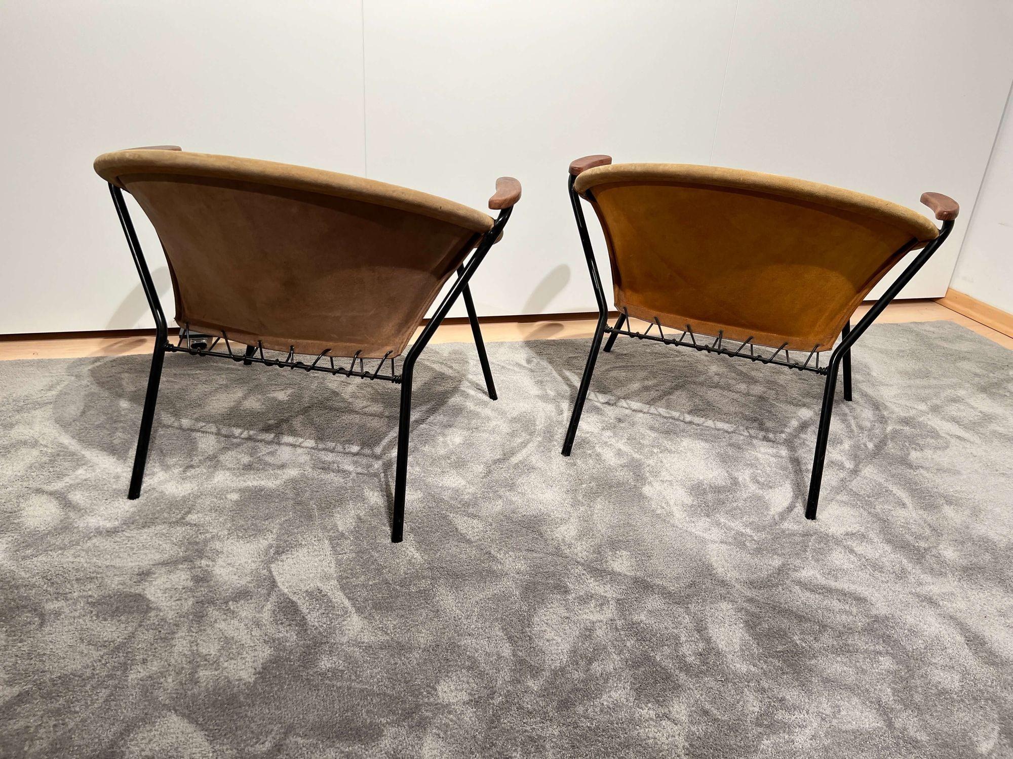 Pair of ‚Balloon’ Lounge Chairs by Hans Olsen, Yellow Suede, Denmark, circa 1960 In Good Condition For Sale In Regensburg, DE