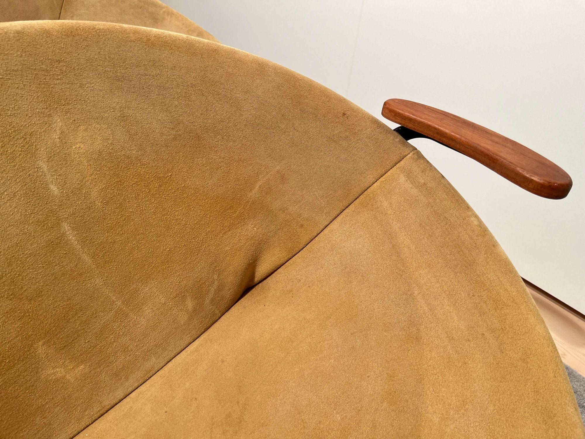 Pair of ‚Balloon’ Lounge Chairs by Hans Olsen, Yellow Suede, Denmark, circa 1960 For Sale 2