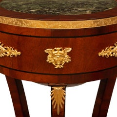Coppia di oggetti baltici del XIX secolo. St. neoclassica con piedistalli in ormolu, mogano e marmo