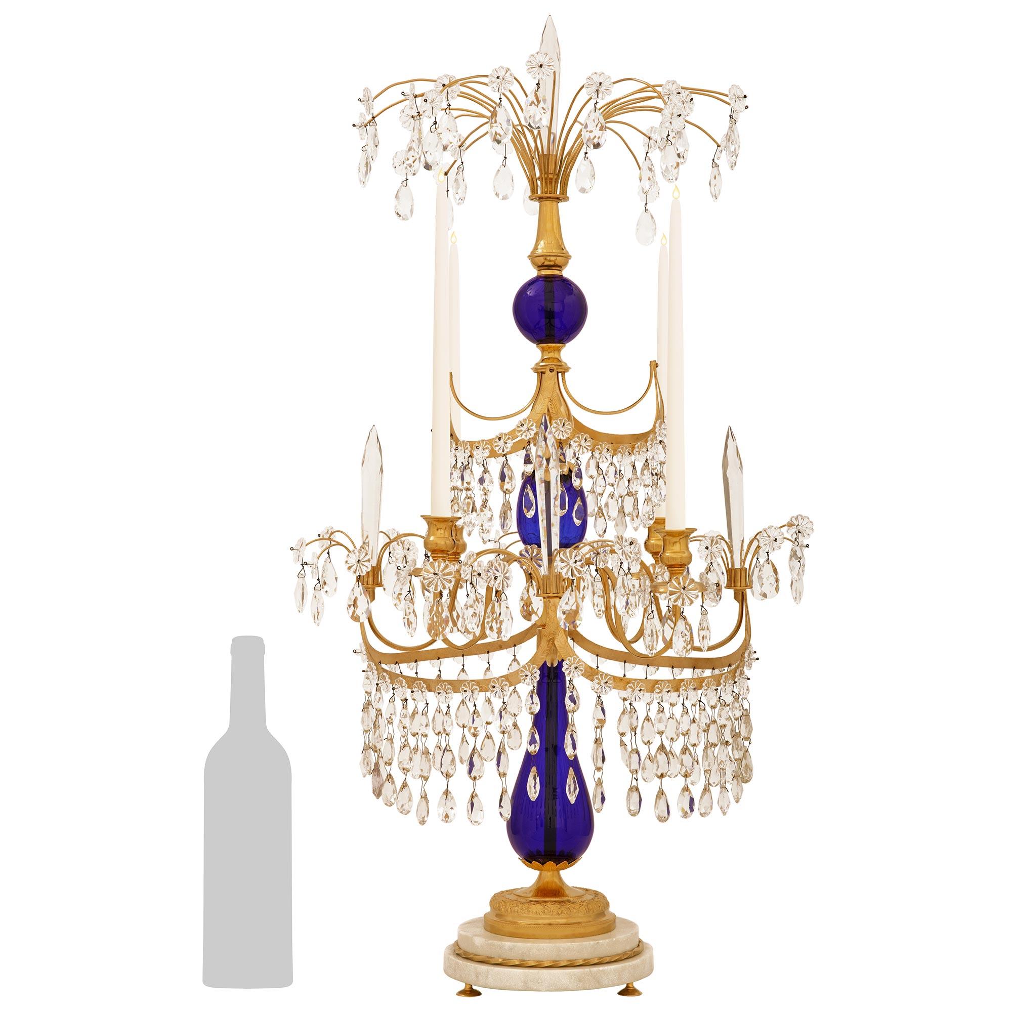 Una coppia sensazionale e di grandi dimensioni di candelabri neoclassici baltici del XIX secolo. Vetro, Ormolu e marmo. Questa squisita coppia di candelabri in vetro blu cobalto è sollevata da una base circolare a doppio livello in marmo bianco di