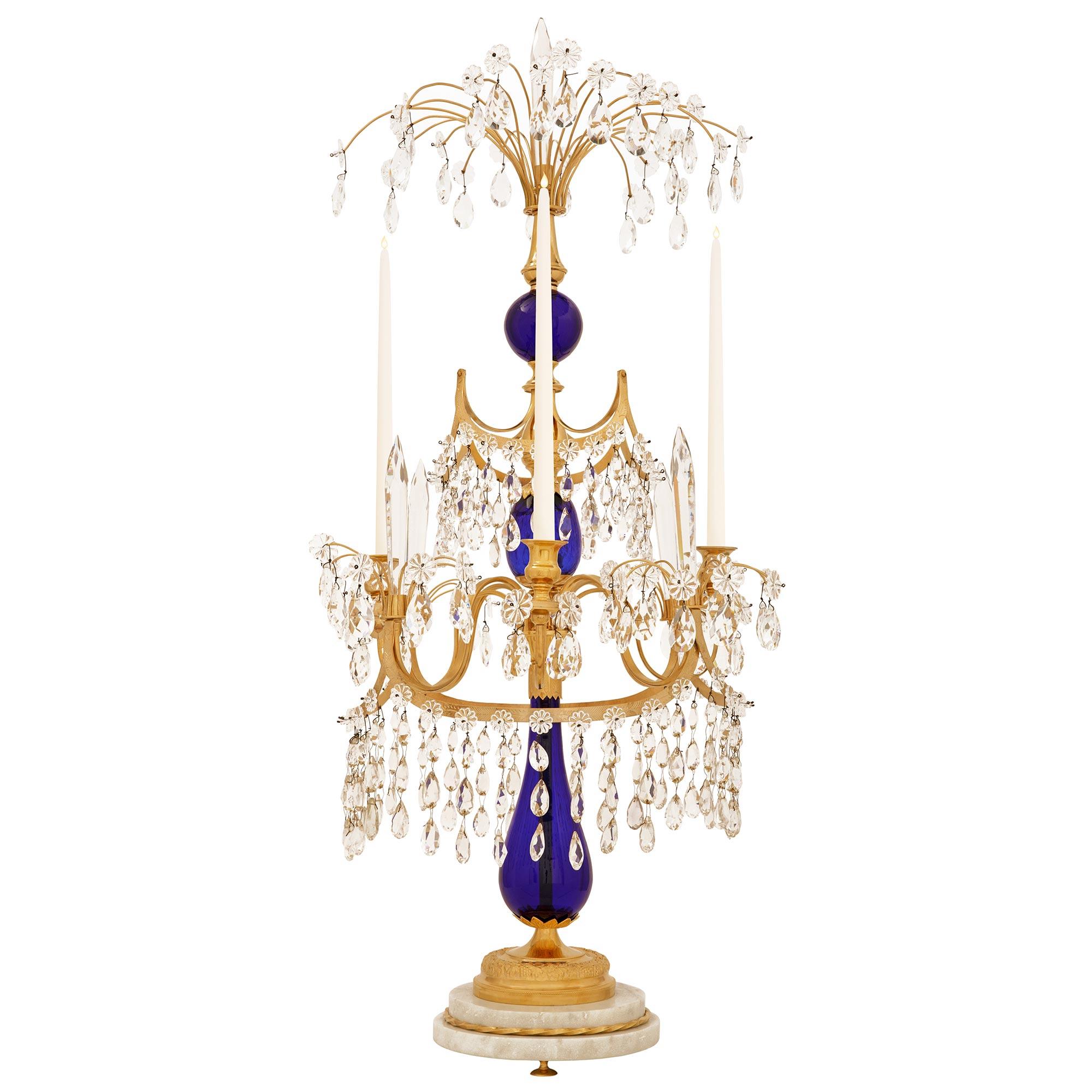 Neoclassico coppia di candelabri baltici del XIX secolo in vetro, ormolu e marmo in vendita