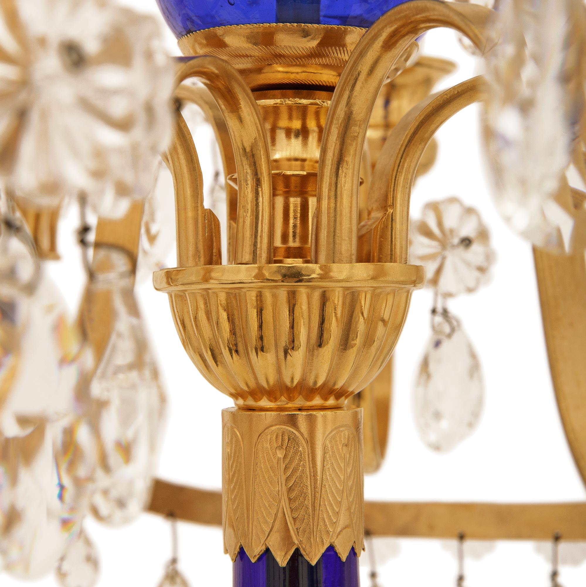 Cristallo coppia di candelabri baltici del XIX secolo in vetro, ormolu e marmo in vendita