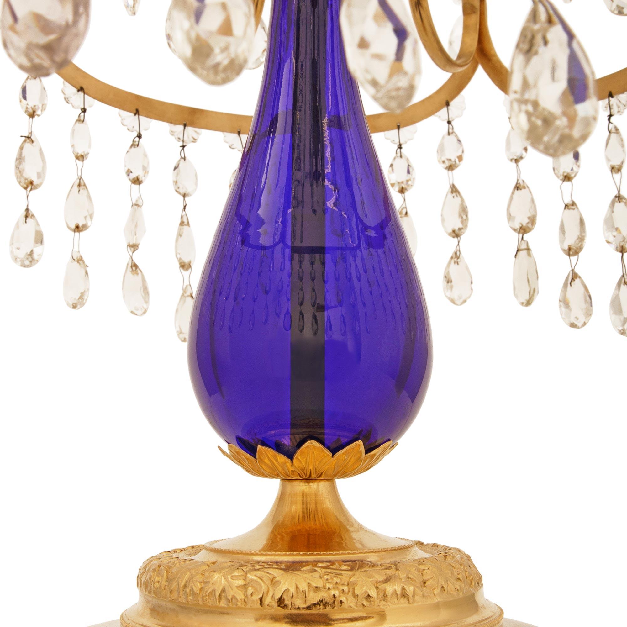 coppia di candelabri baltici del XIX secolo in vetro, ormolu e marmo in vendita 2