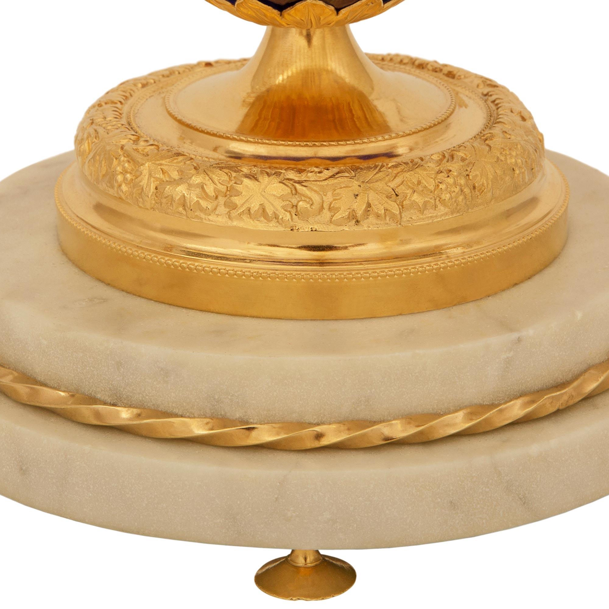 coppia di candelabri baltici del XIX secolo in vetro, ormolu e marmo in vendita 3