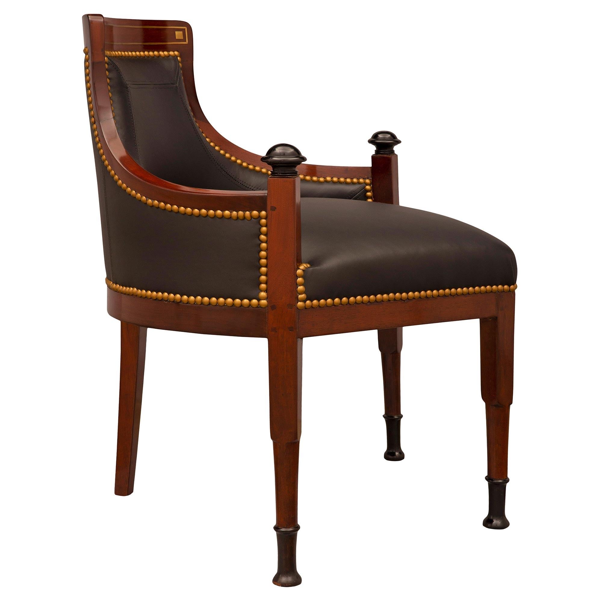 Néoclassique Paire de chaises néoclassiques du XIXe siècle en noyer, bois fruitier et laiton en vente