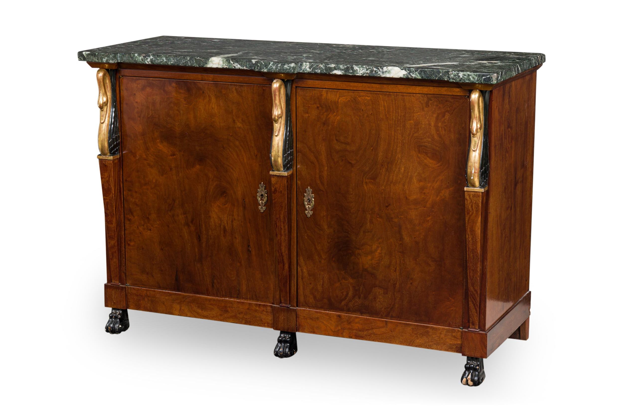 Paar schwarze und grüne Marmormöbel im Baltischen Empire-Stil, Mahagoni und teilweise vergoldet (Biedermeier) im Angebot