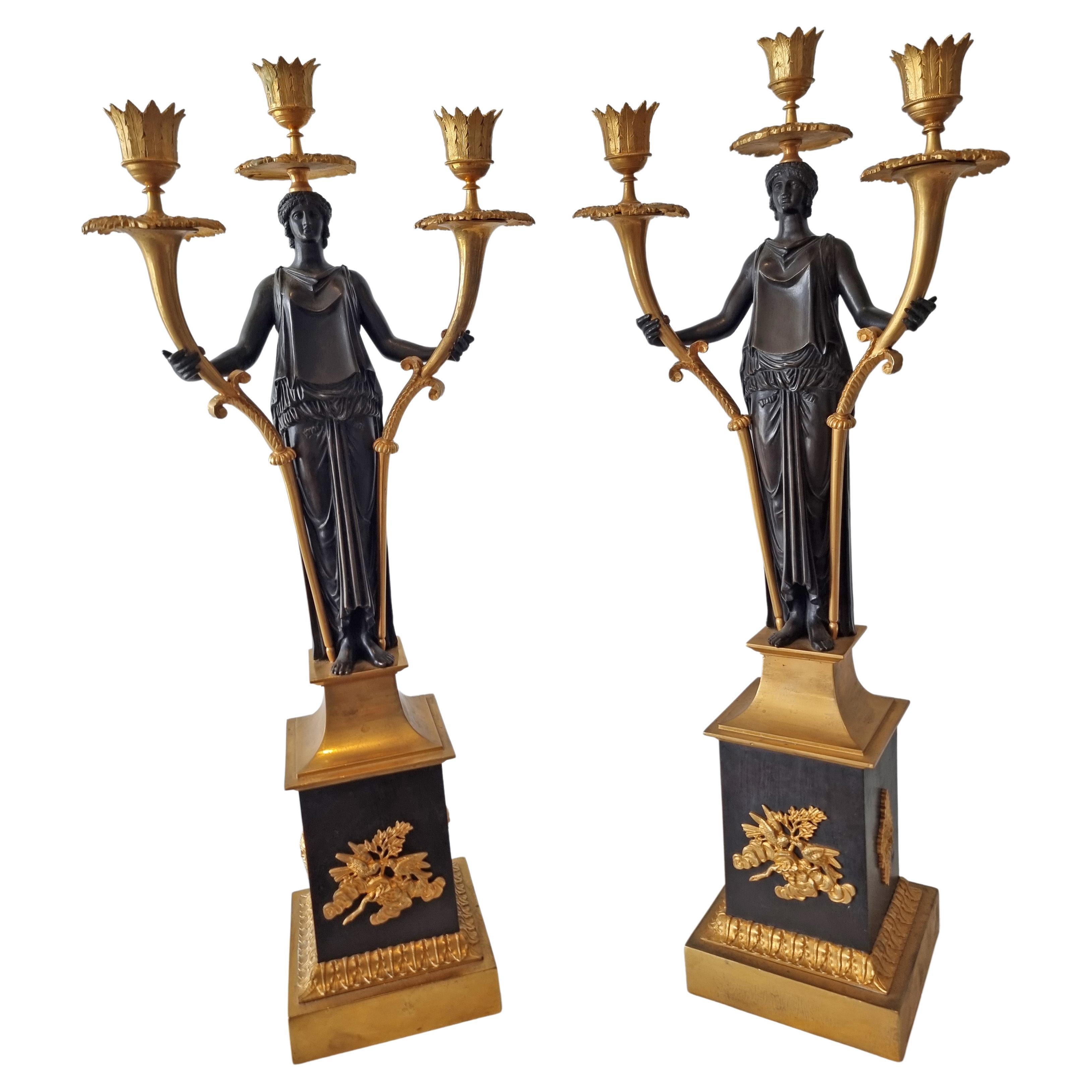 Paar figurale baltische oder russische Kandelaber aus patinierter Bronze und Goldbronze im Angebot