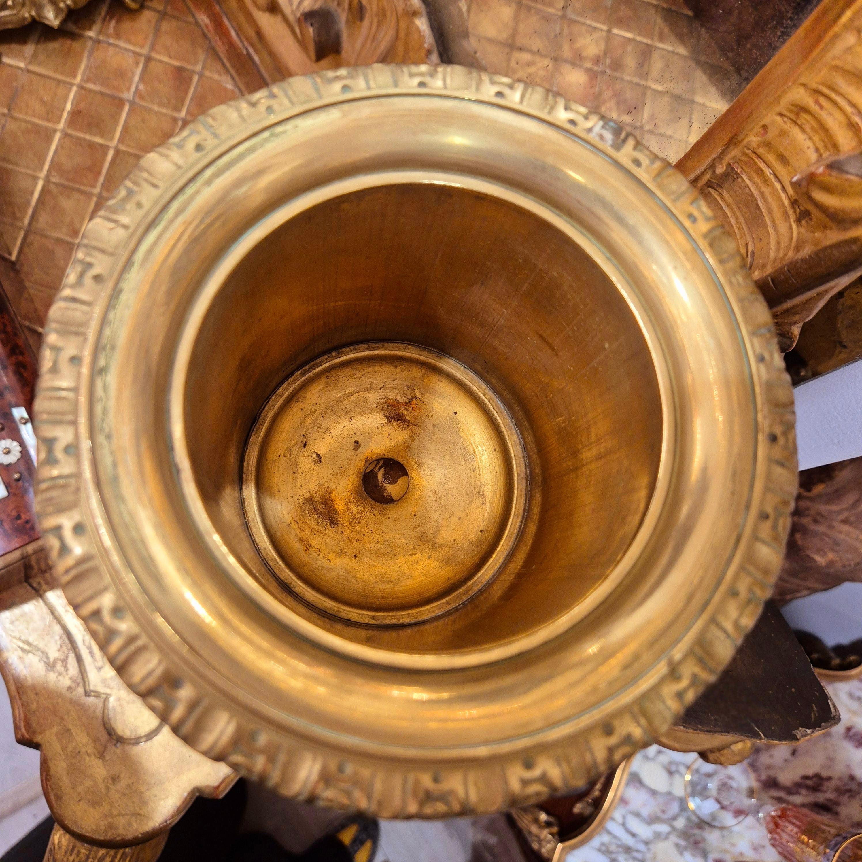 Coppia di vasi a balaustro in porcellana e bronzo dorato, XIX secolo in vendita 4