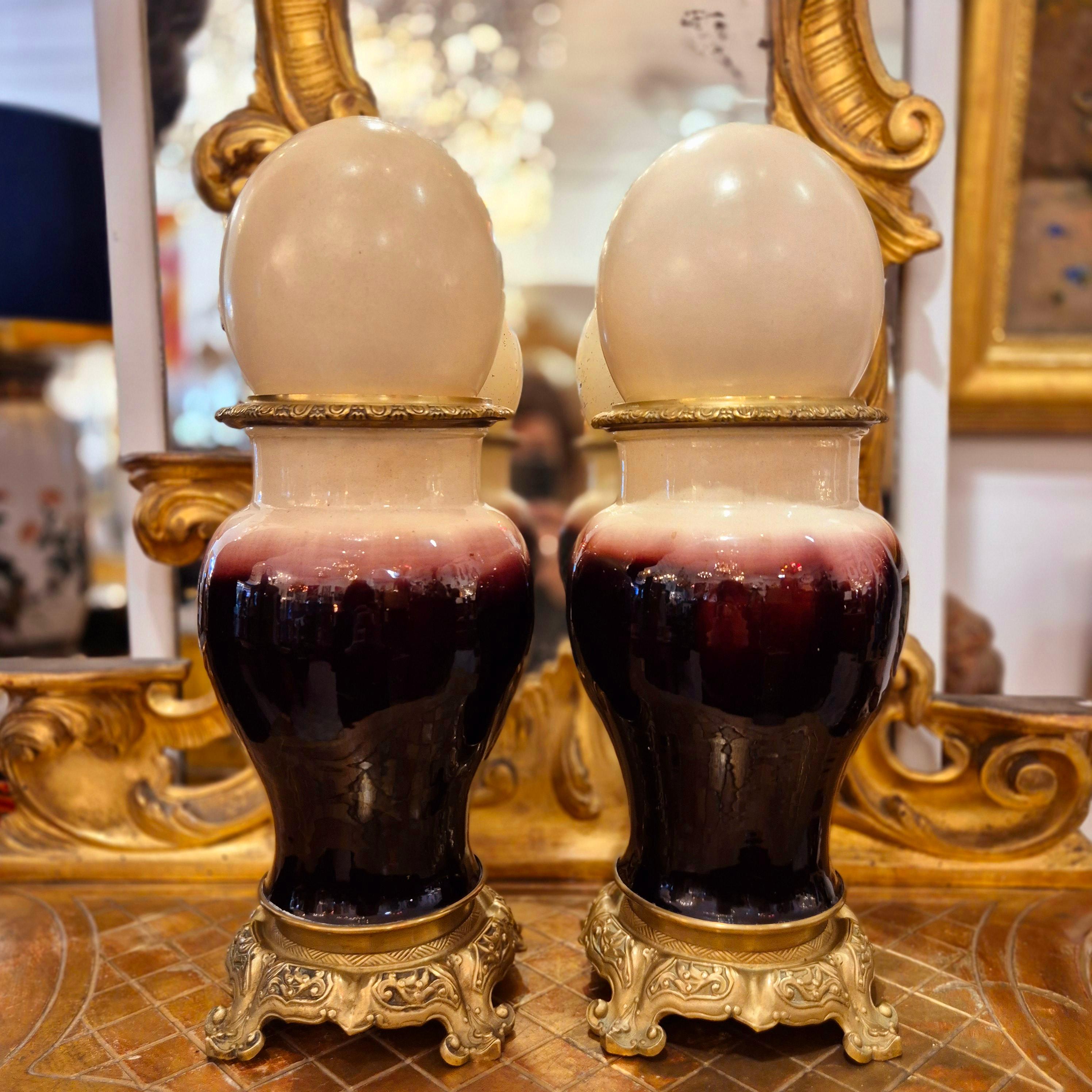 Coppia di vasi a balaustro in porcellana e bronzo dorato, XIX secolo in vendita 5