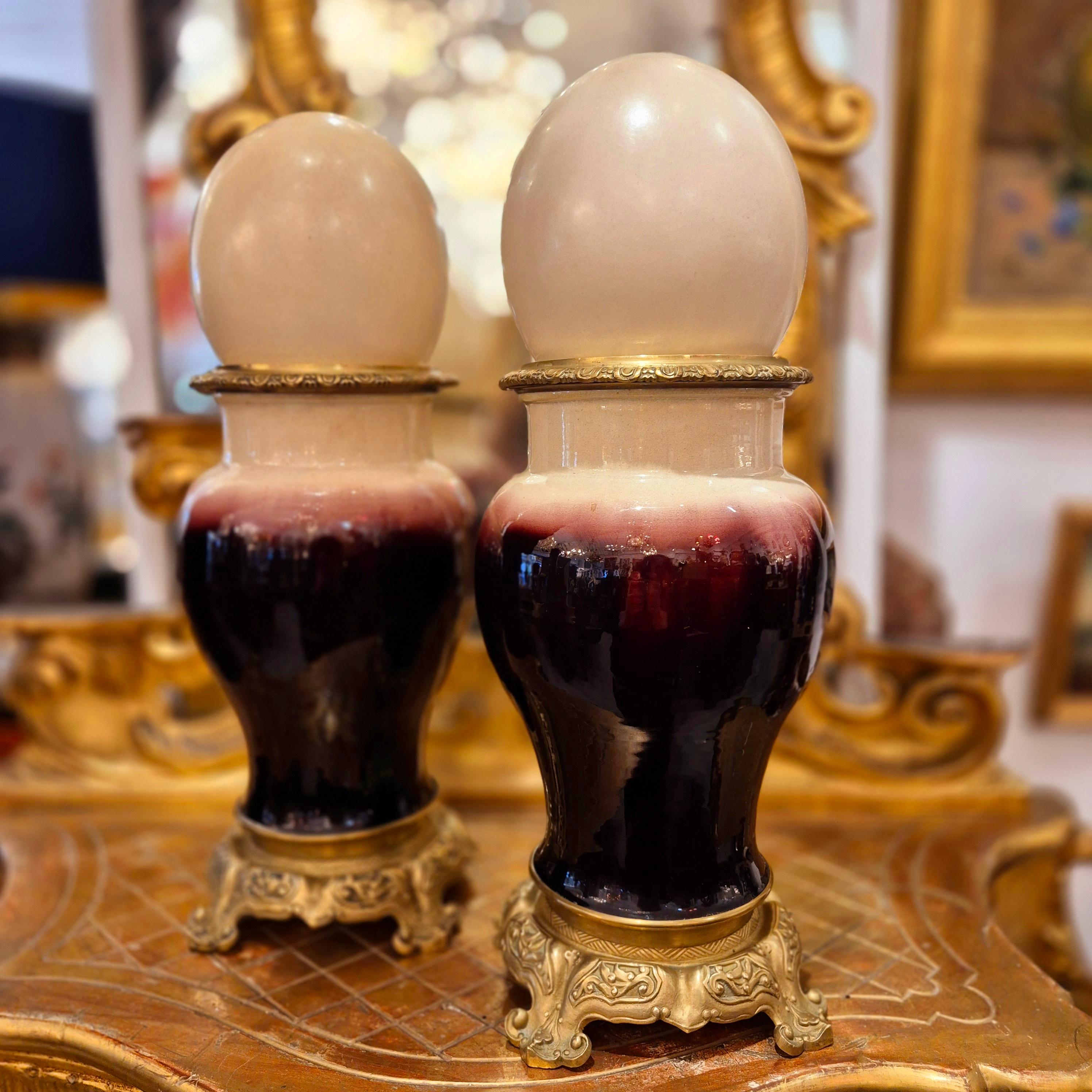 Coppia di vasi a balaustro in porcellana e bronzo dorato, XIX secolo in vendita 6