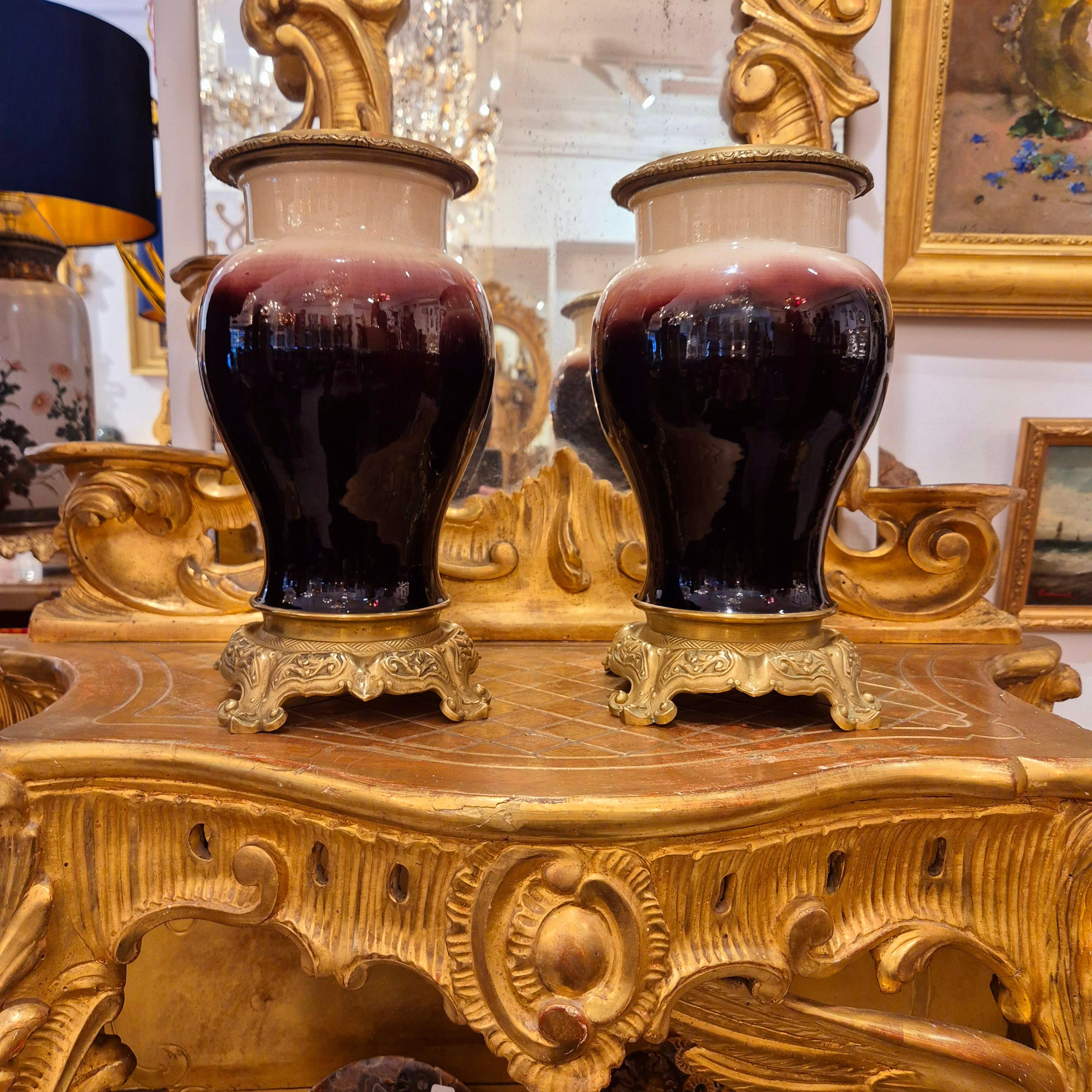 Coppia di vasi a balaustro in porcellana e bronzo dorato, XIX secolo in vendita 10