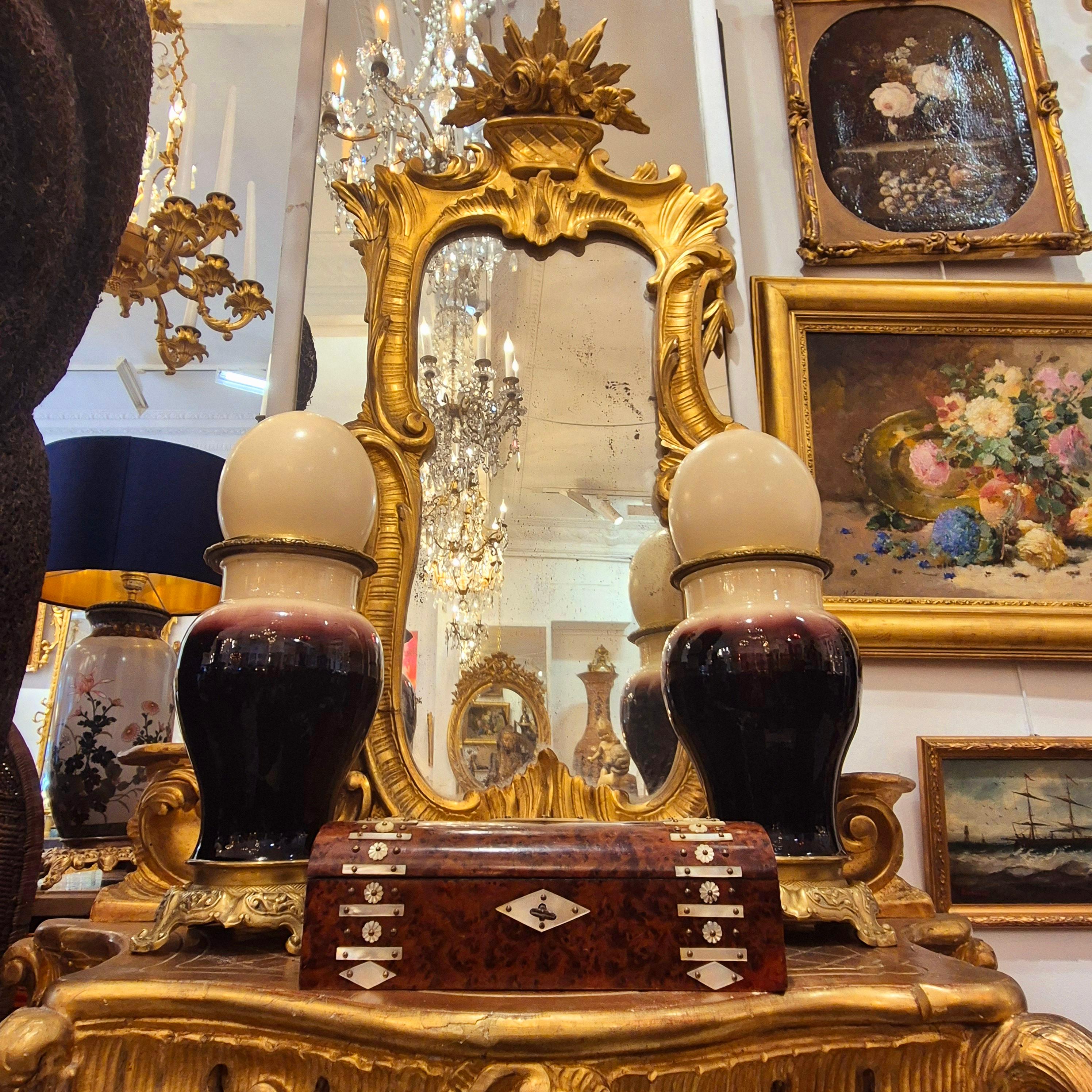 Francese Coppia di vasi a balaustro in porcellana e bronzo dorato, XIX secolo in vendita