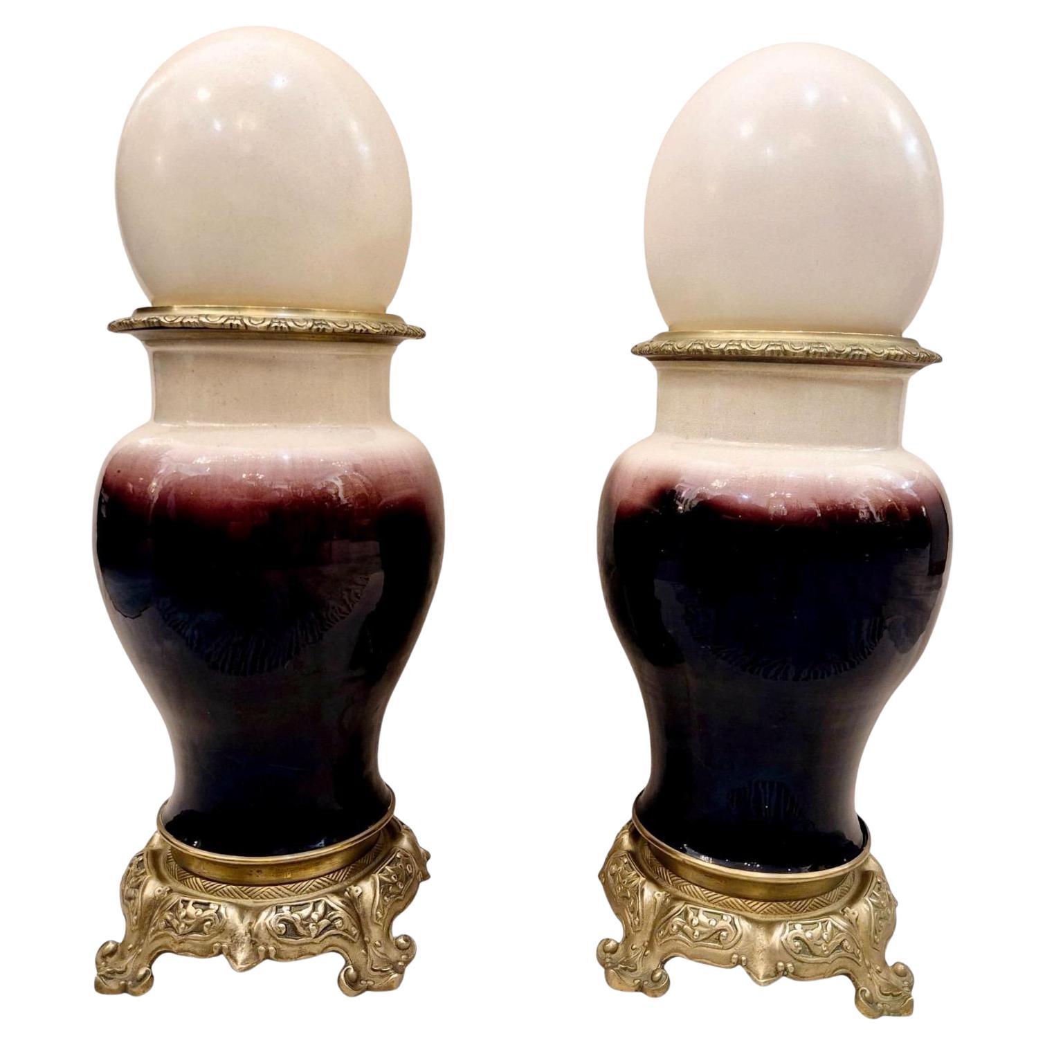 Pareja de jarrones en forma de balaustre de porcelana y bronce dorado, Siglo XIX