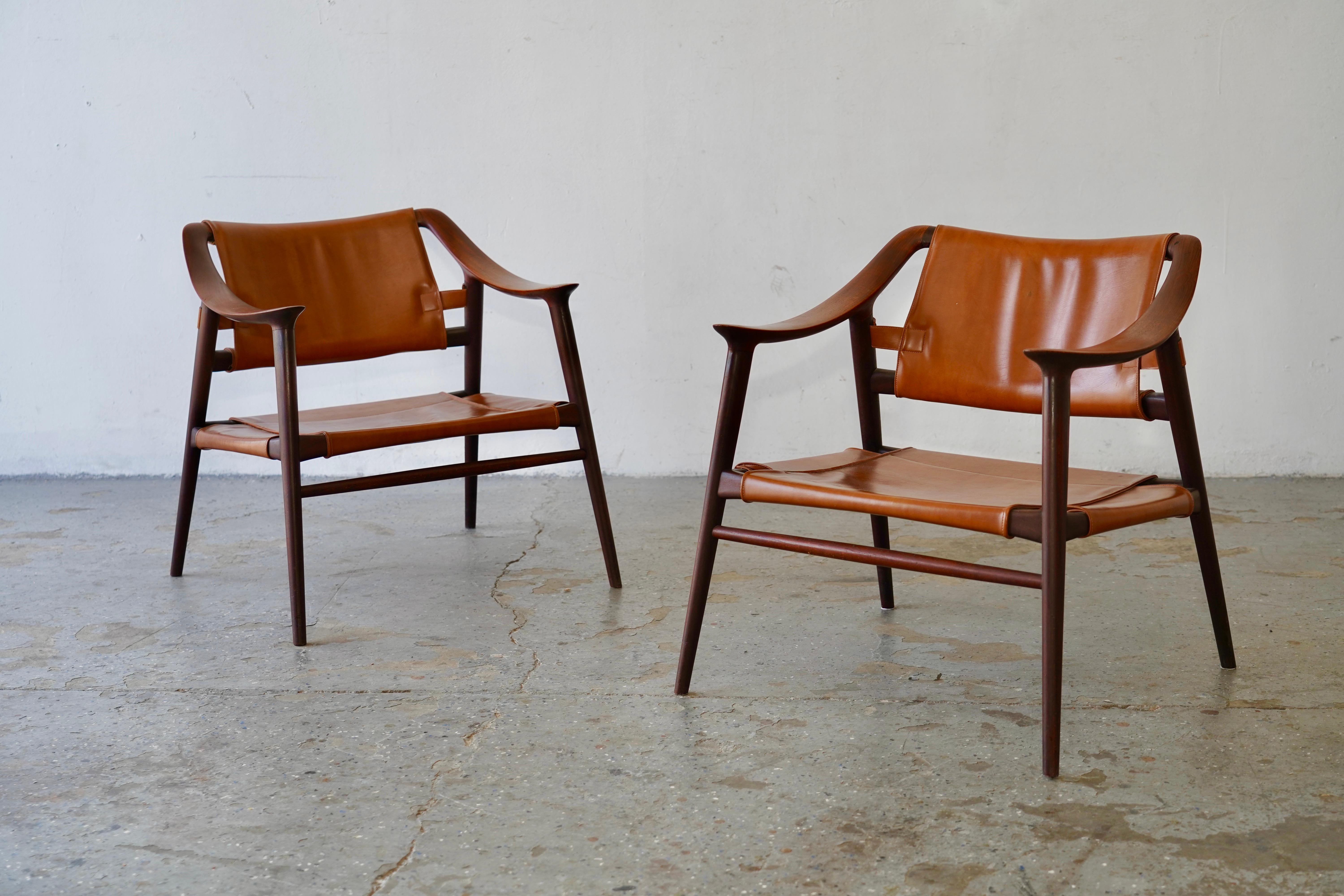  Rolf Rastad & Adolf Relling  Chaises Modèle Bambi en teck par Gustav Bahus en Norvège

ADOLF RELLING ET ROLF RASTAD
TWO TEAK  FAUTEUILS BAMBI
Conçu vers 1955, fabriqué par Gustav Bahus & Eft 

Superbe paire sculpturale de  salon conçu par Rastad et