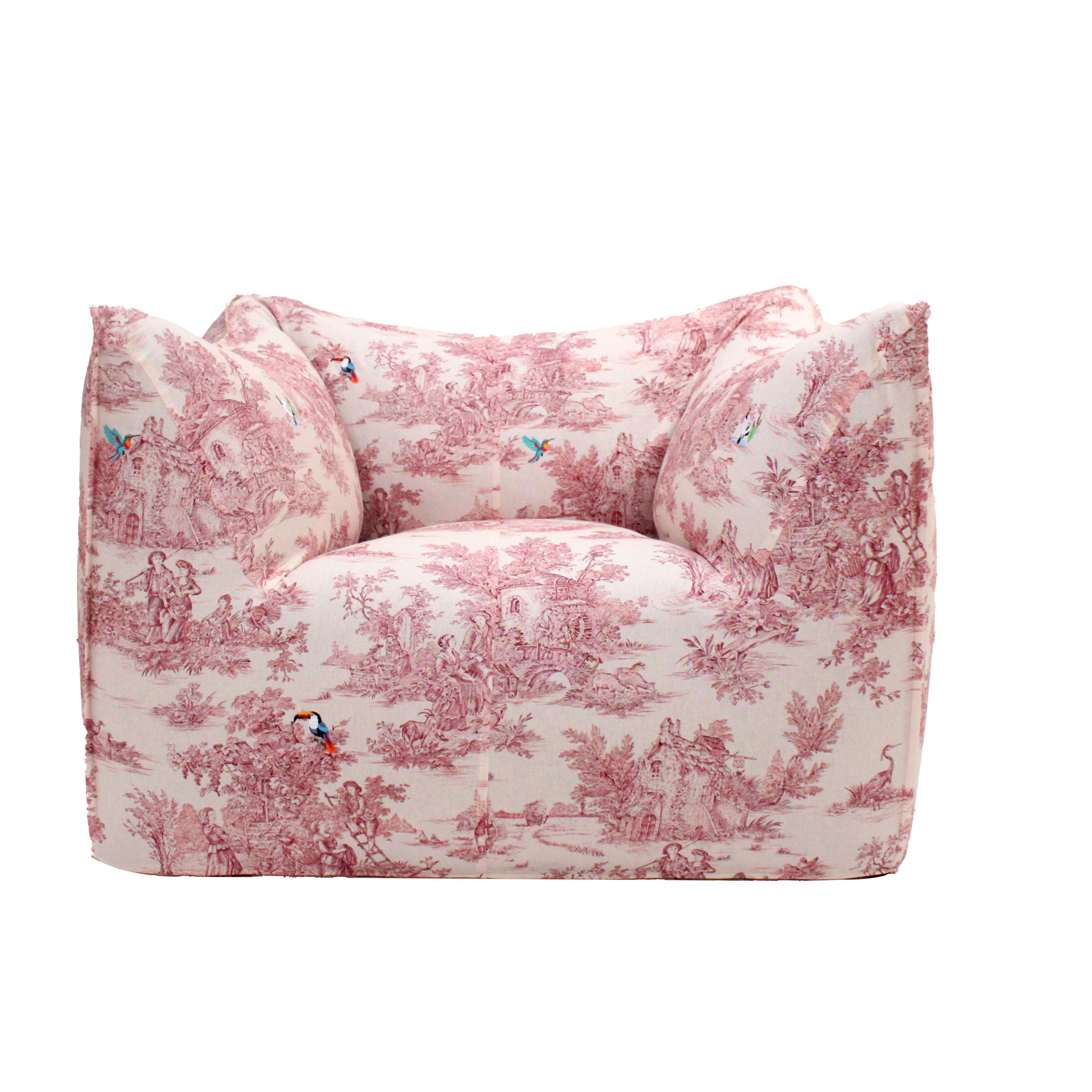 Paire de fauteuils Bambola conçus par Mario Bellini pour B&B Italia en 1972. Tapissé d'un tissu rose de style Toile de Jouy avec des scènes pastorales. Structure entièrement paddée sans cadre visible. Récompensé par le Compasso d'Oro en 1979, ce