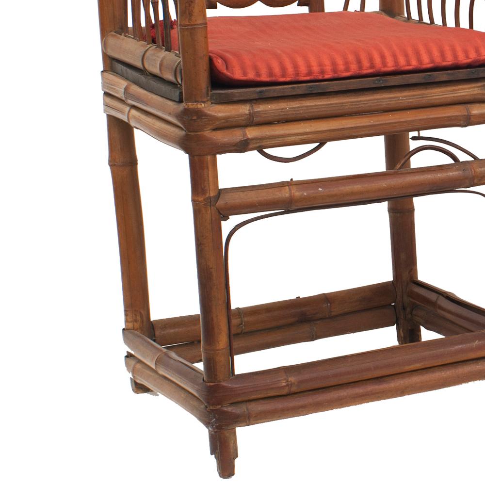Pareja de sillones de bambú (1er cuarto del siglo XX) con respaldos de medallón y costados de huso con cojines rojos y bases de camilla (Ten en cuenta que estos sillones son muy frágiles)

Ten en cuenta que estas sillas son muy frágiles.
       