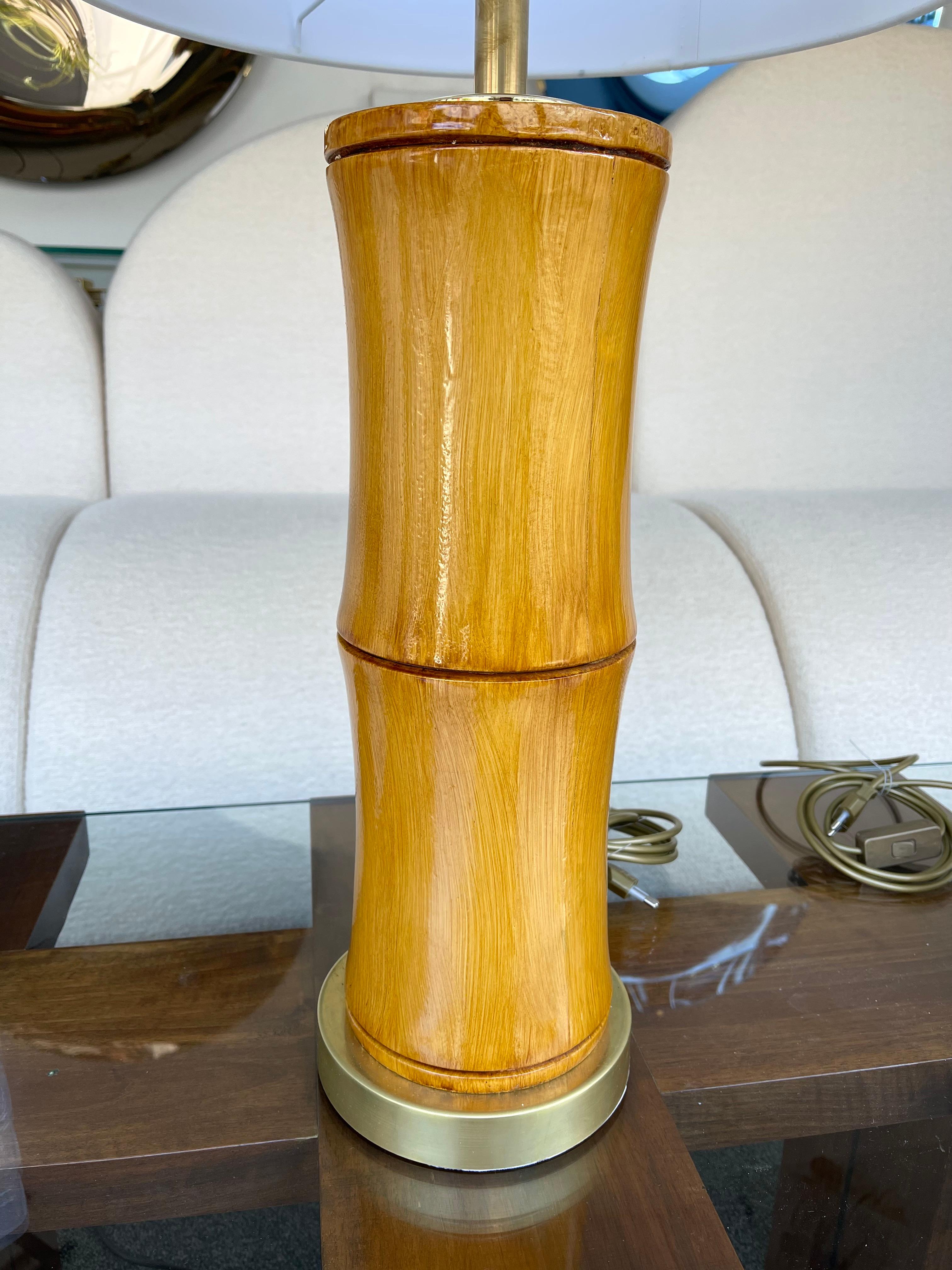 Pair of wood style bamboo and brass table or bedside lamps. Modern italian work in the style Mid Century. Nice size. In the mood of Vivai Del Sud, Jansen, Galerie Maison et Jardin, Maison Charles, Hollywood Regency palm tree, Ingo Maurer,