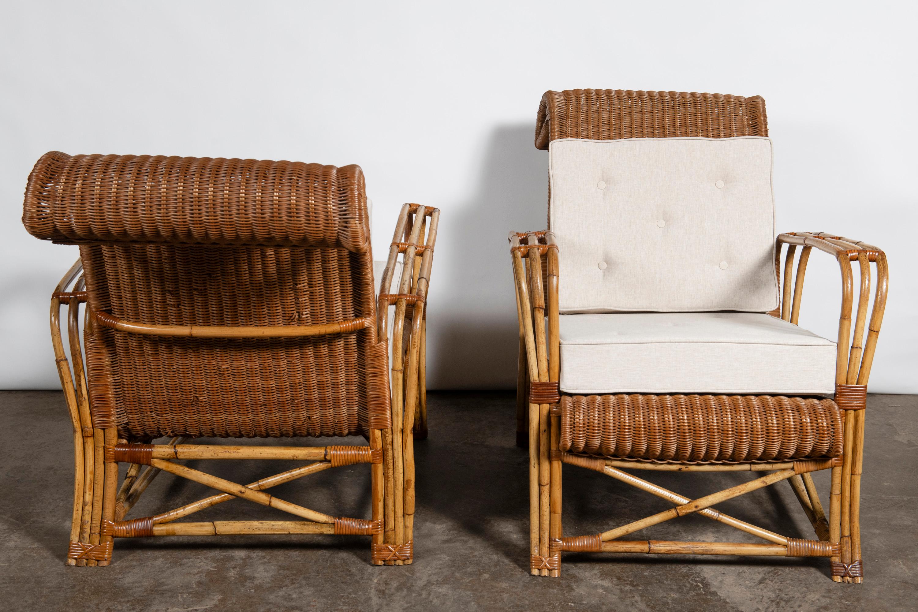 Inizio XX secolo Coppia di poltrone in bambù e rattan con cuscini in tessuto, Inghilterra, circa 1920. in vendita