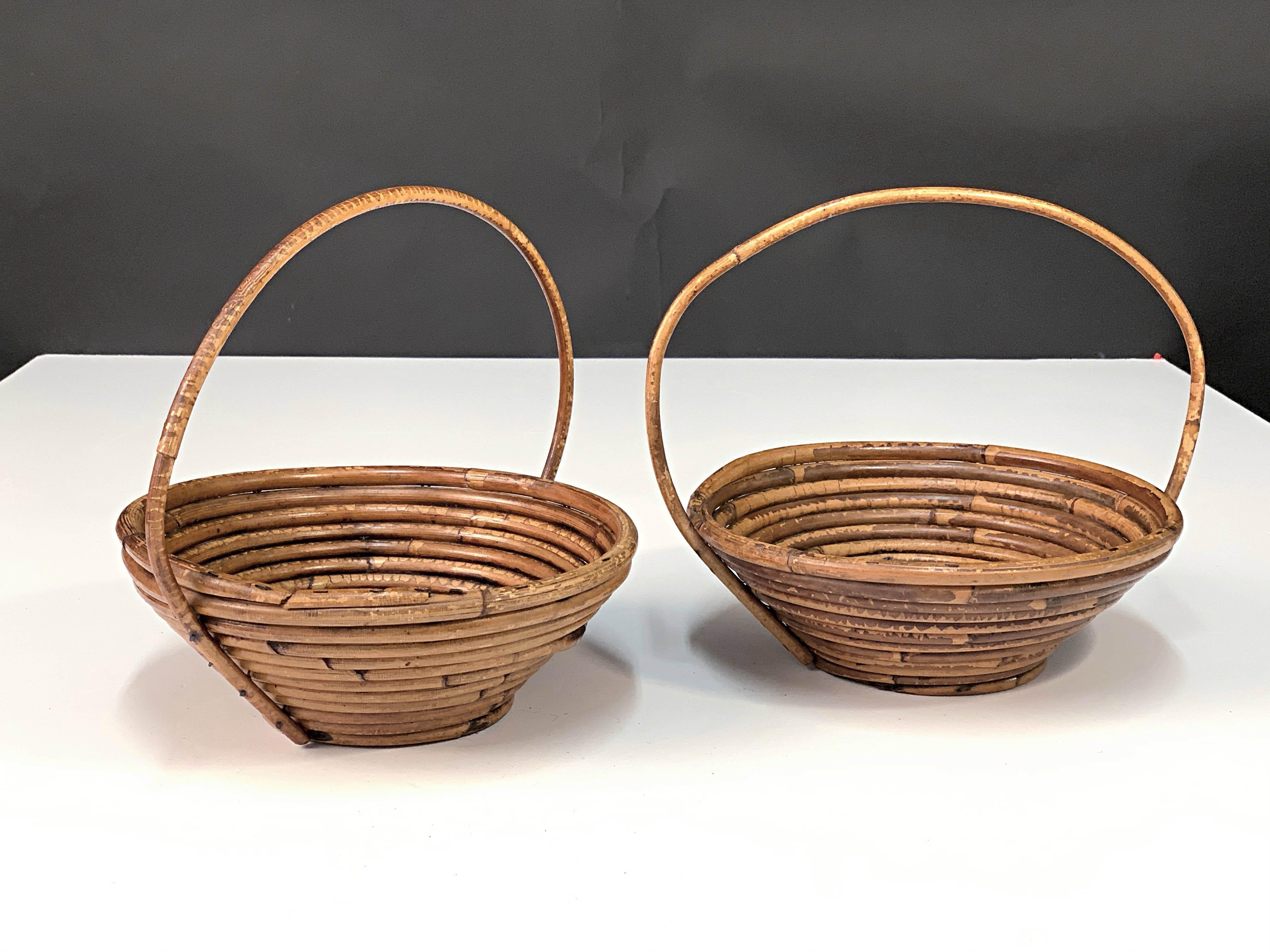 Pair of fantastic Mid-Century Modern decorative rattan and bamboo decorative bowls.

These pieces were produced in Italy during the 70s, deeply inspired by the naturist. 

These items can be used as bowls, centrepieces or decorative baskets,