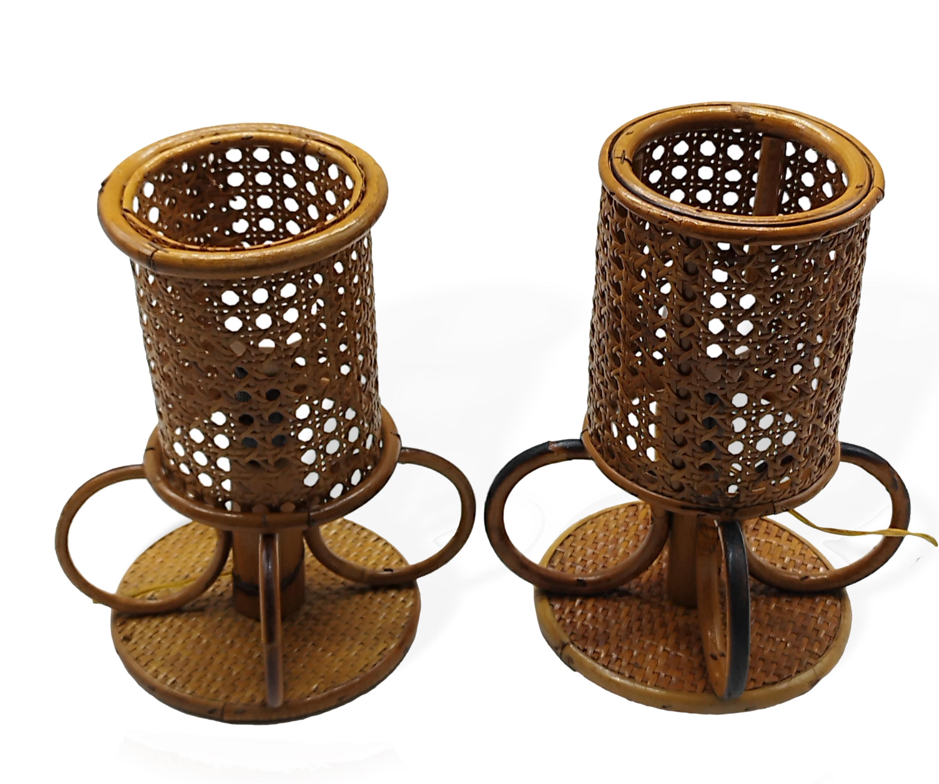 Delightful pair of table or bedside lamps made of bamboo and rattan. The shade is made of Viennese mesh, while the base features a rattan and bamboo structure.