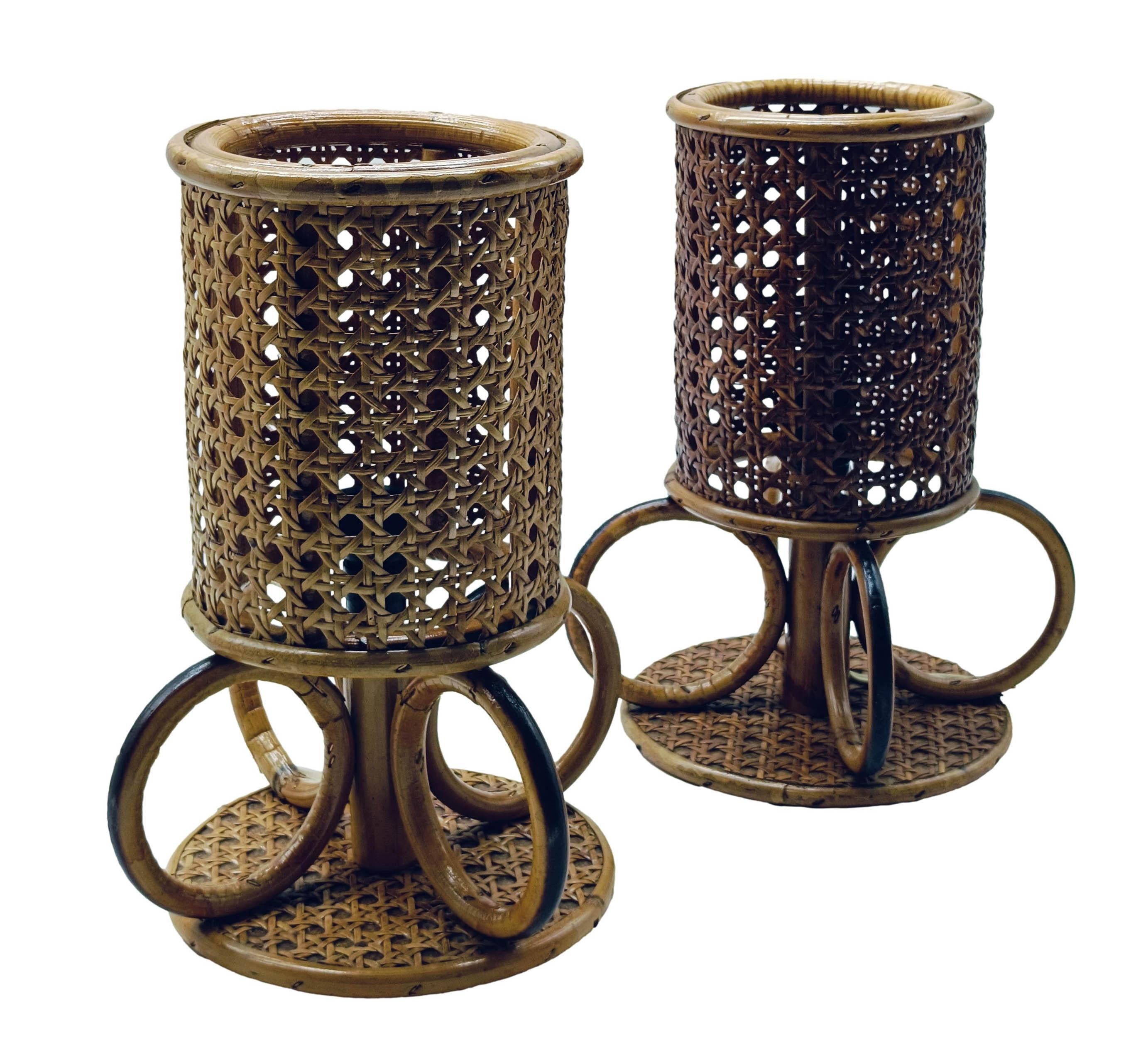 Hübsches Paar Tisch- oder Nachttischlampen aus Bambus und Rattan. Der Schirm besteht aus Wiener Geflecht, während der Sockel eine Struktur aus Rattan und Bambus aufweist.