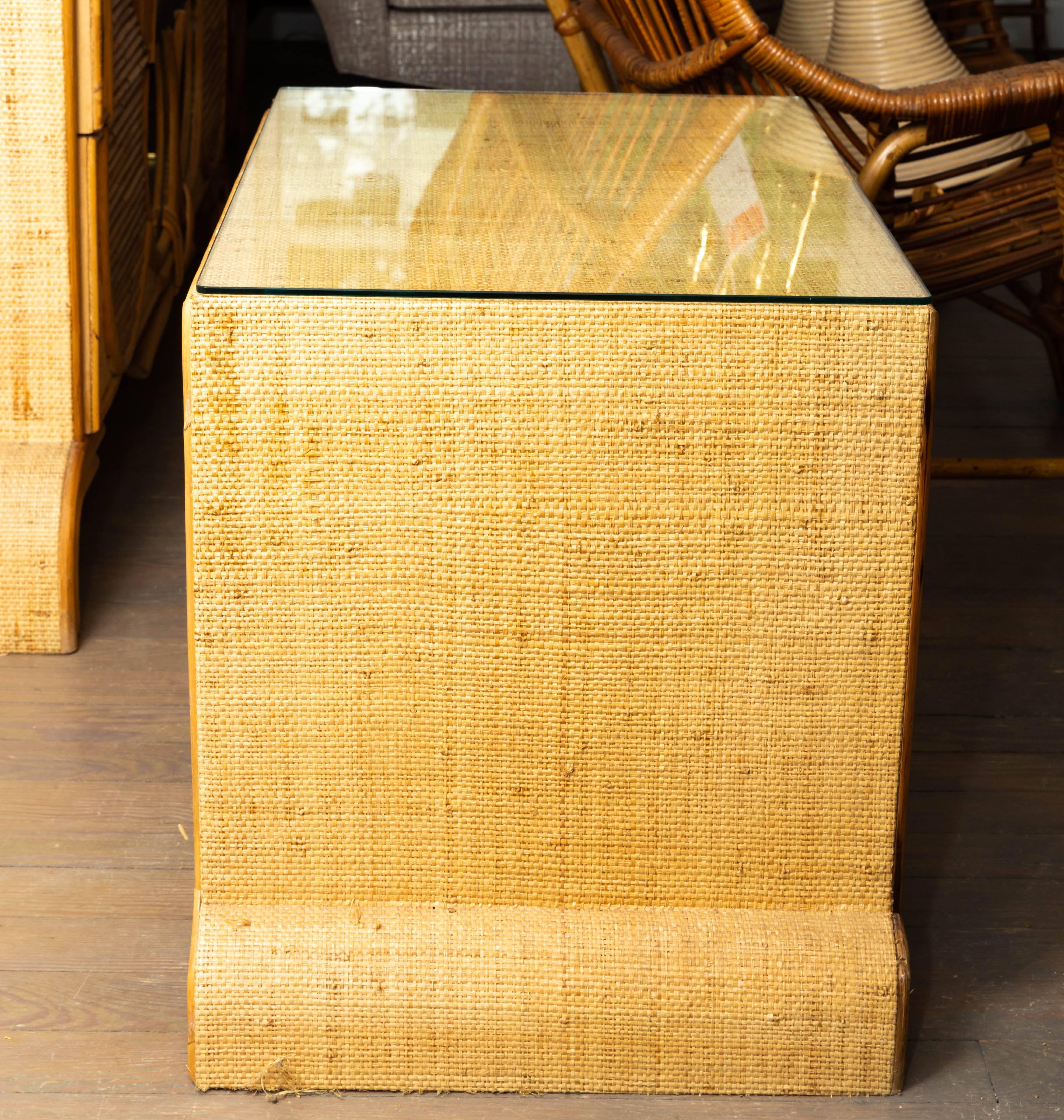 20ième siècle Paire de commodes à deux tiroirs en bambou et roseau avec dessus en verre