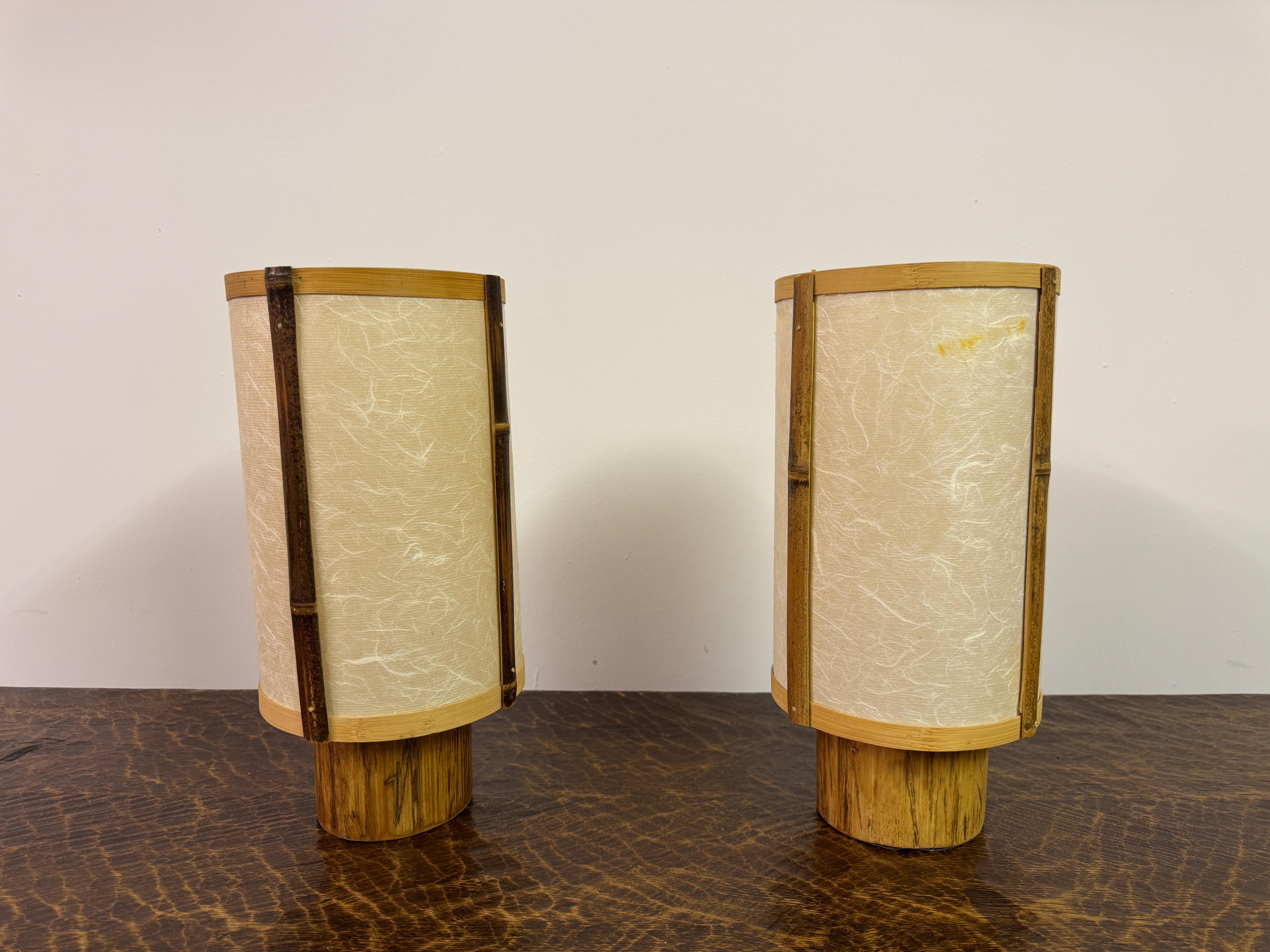 Mid-Century moderno Coppia di lampade da tavolo in bambù e carta di riso, nello stile di George Nakashima in vendita