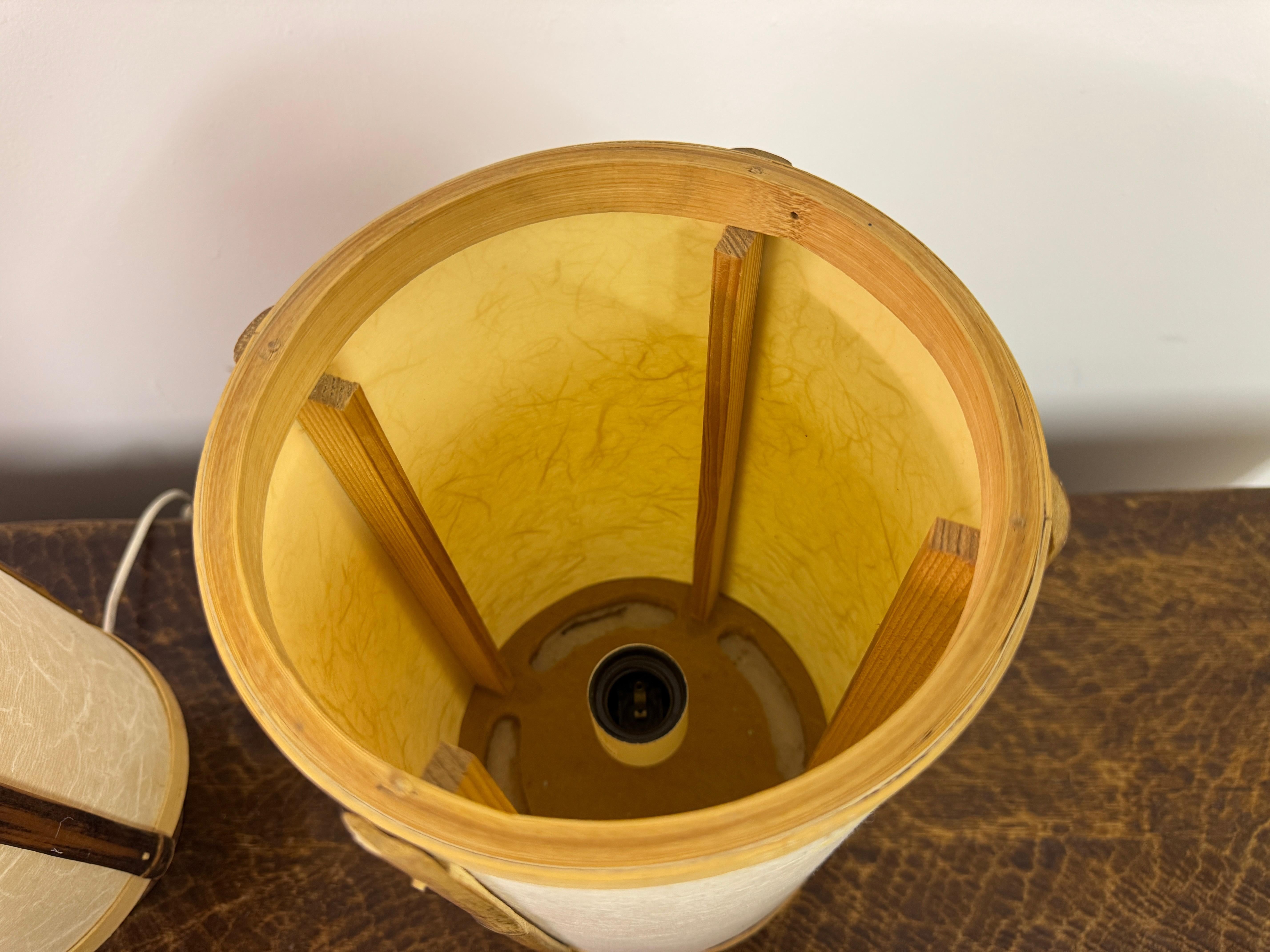 XX secolo Coppia di lampade da tavolo in bambù e carta di riso, nello stile di George Nakashima in vendita