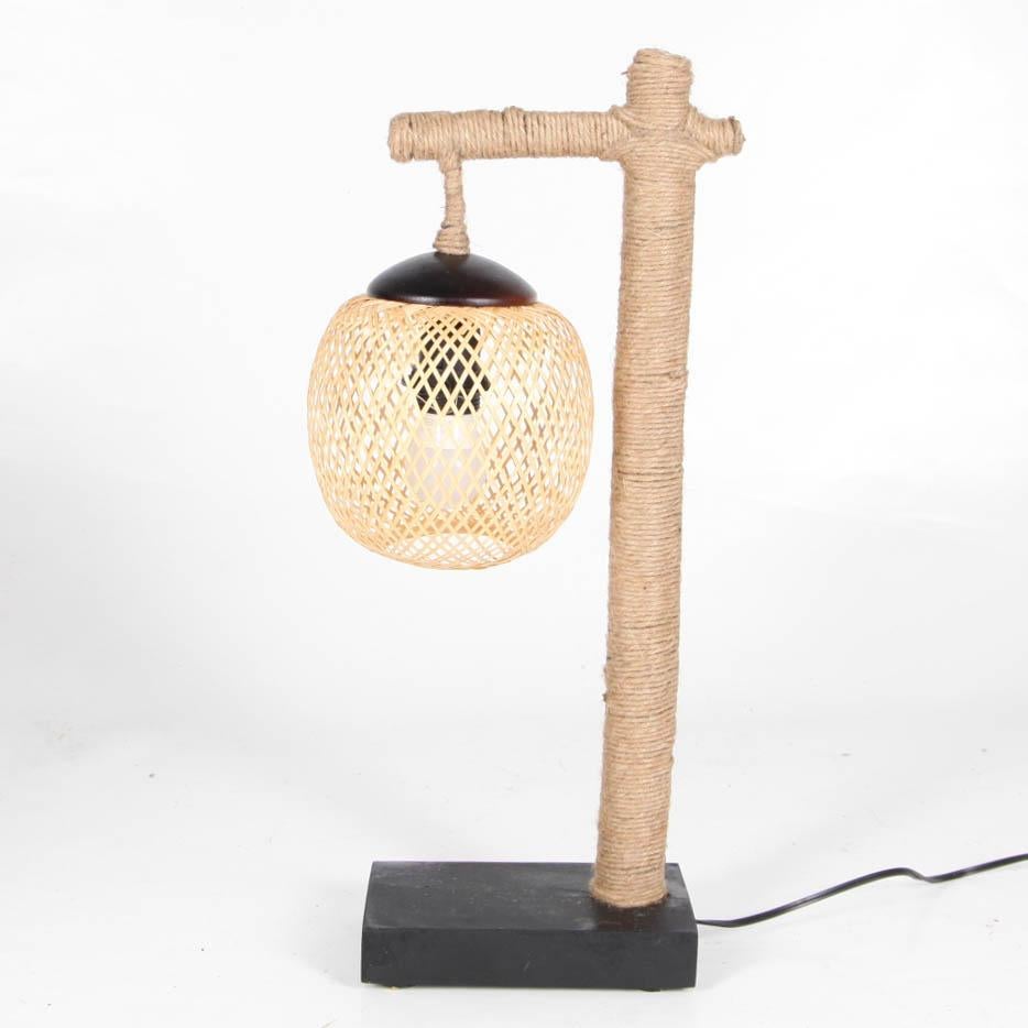 Cette jolie paire de lampes de table en bambou et en corde faites à la main vous offre une lumière douce et chaleureuse. Boho chic simple et naturel. Dans le style d'Audoux & Minet des années 1960.
