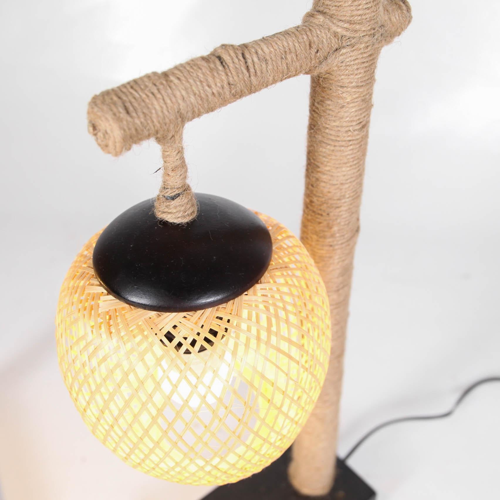 Paire de lampes de table en bambou et corde Excellent état - En vente à Isle Sur Sorgue, FR