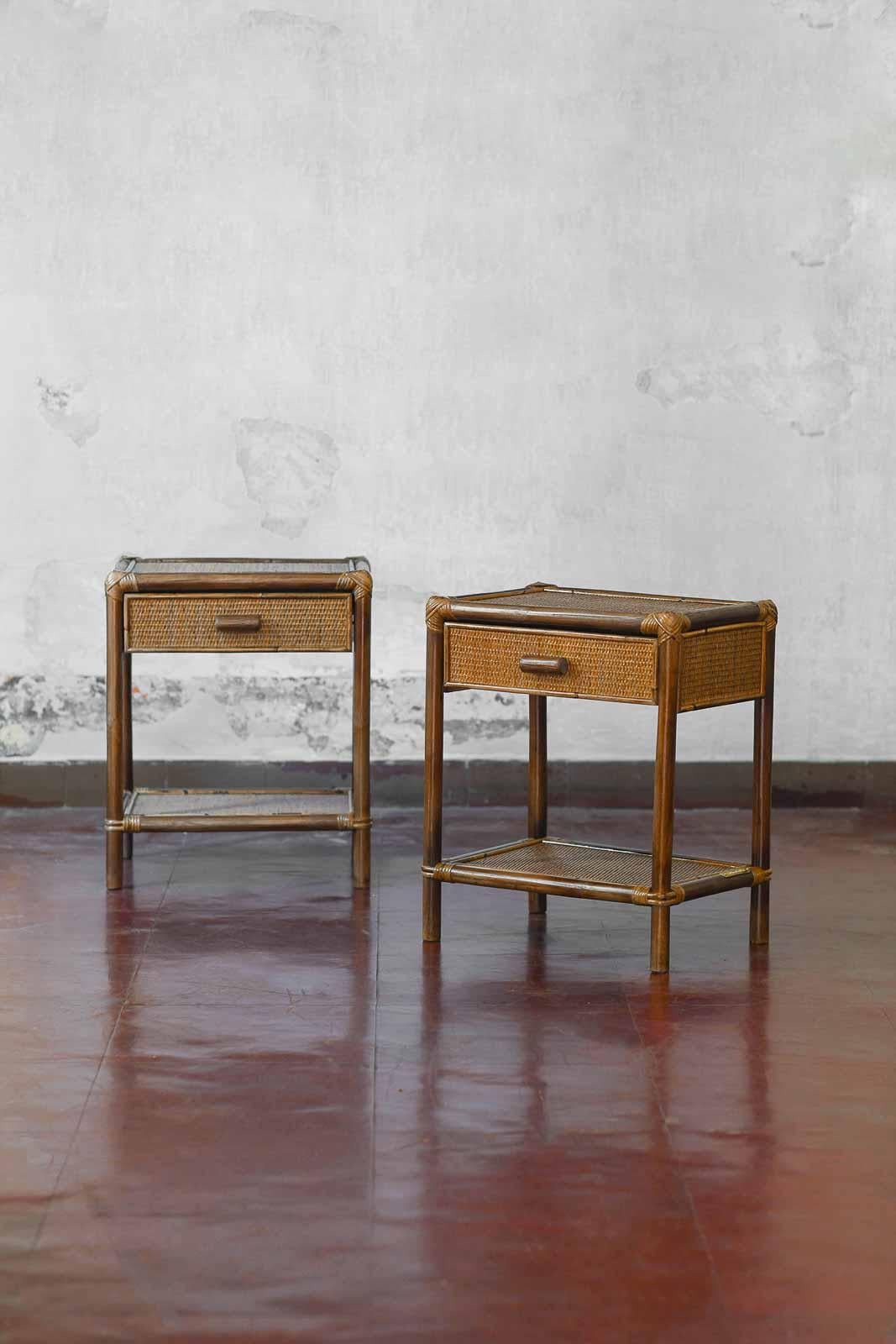 Coppia* di comodini in bambù e vimini di Edizioni Molto con cassetto e scaffale

Dimensioni: 46 L x 56 H × 33 P cm
Produzione: Edizioni Molto Collectibles. 
Produzione artigianale italiana.
*Possono essere venduti come unità singole su richiesta.