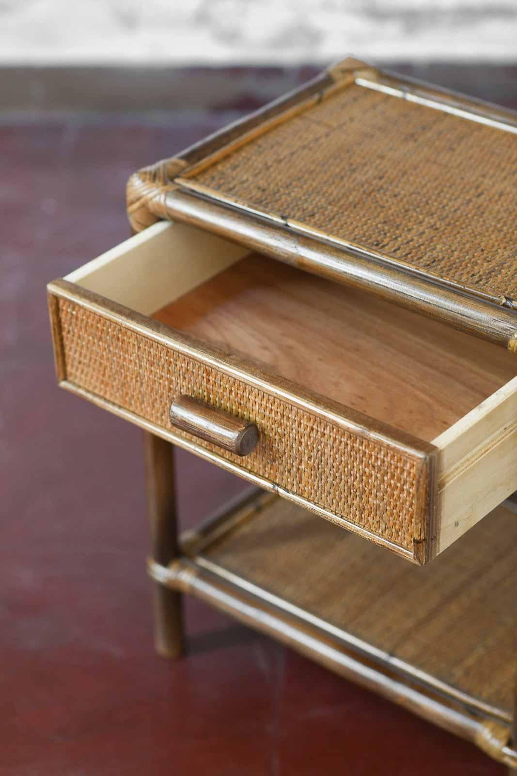 Bambù Coppia di comodini in bambù e vimini di Edizioni Molto con cassetto e ripiano in vendita