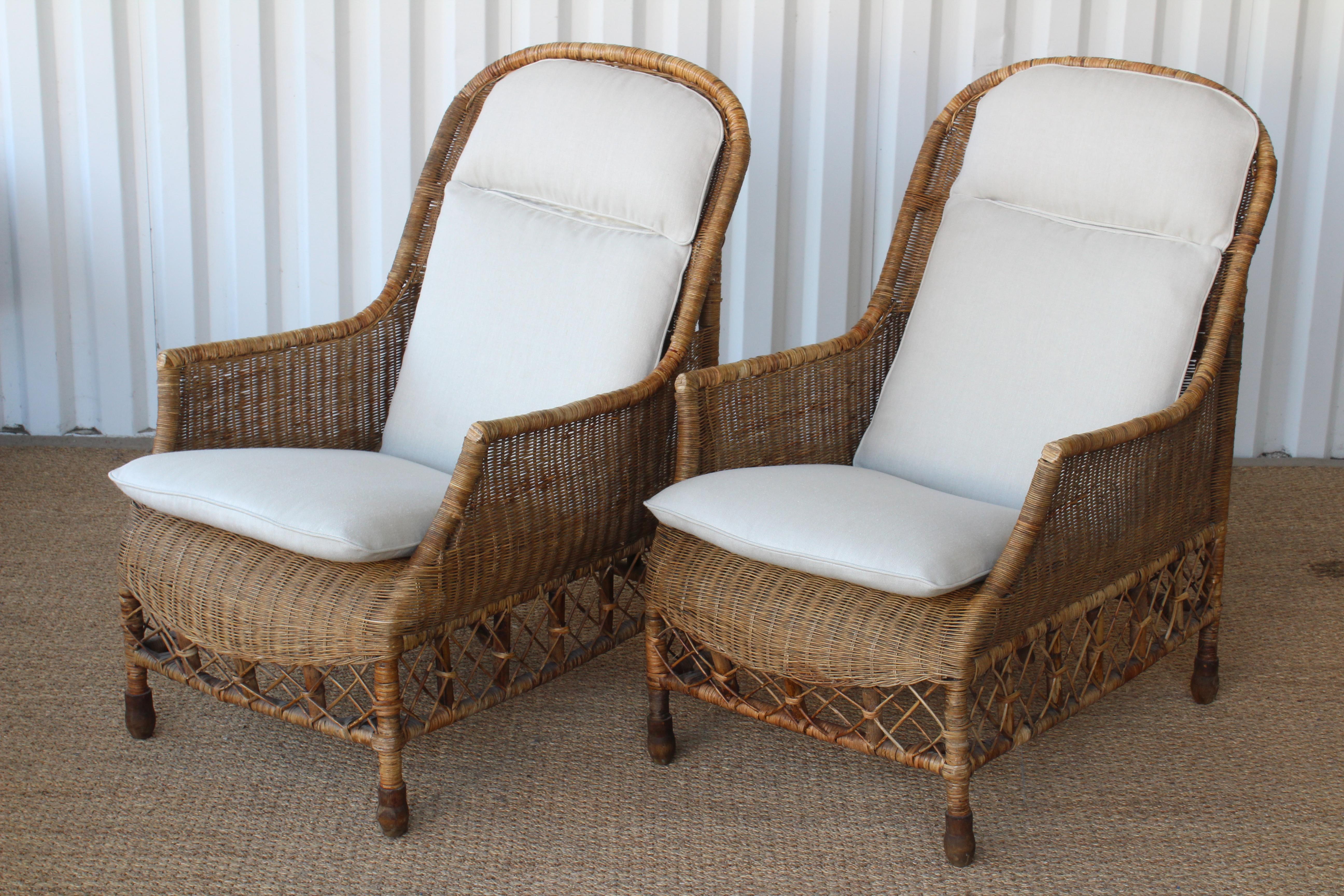 Paire de chaises longues vintage en bambou et osier:: Italie:: années 1960. Ils sont en bon état:: avec une usure appropriée à l'âge. Coussins nouvellement rembourrés en lin belge.