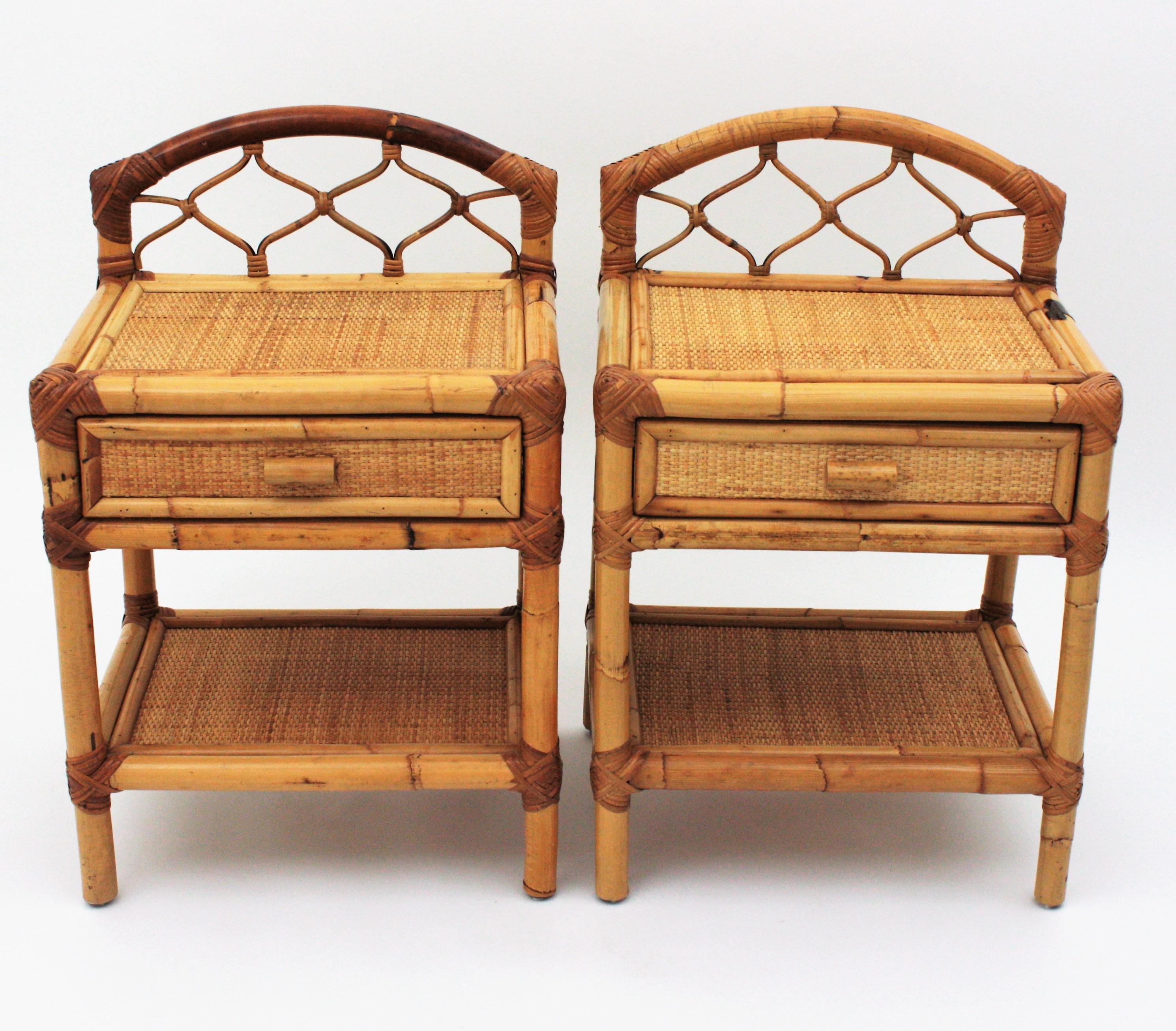 Pair of Spanish modern bamboo one-drawer night stands or small chests, 1970s
Beautiful pair of bamboo and rattan small chests, end tables or nightstands with a decorative crest
These small chests have a wood and bamboo construction featuring one