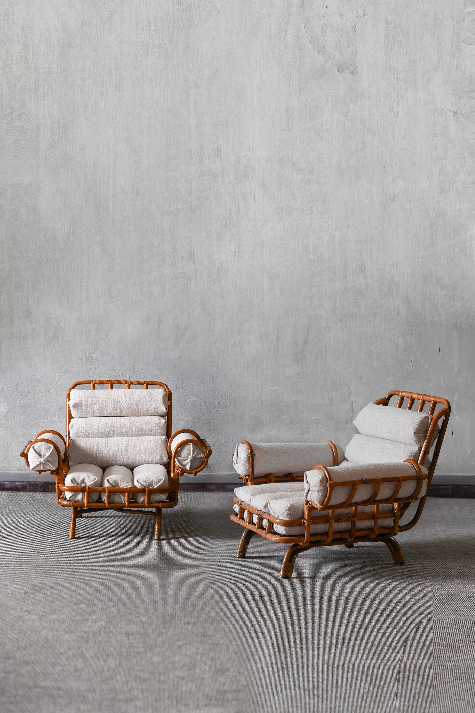 Pair of Bamboo Armchairs – 1960s Style
Product details
Complete with pillows upholstered in Dedar fabric “Atelier Moderne 009”
Seat dimensions: 63 L x 38 H x 59 P cm
Total dimensions: 109 L x 84 H x 76,5 P cm
