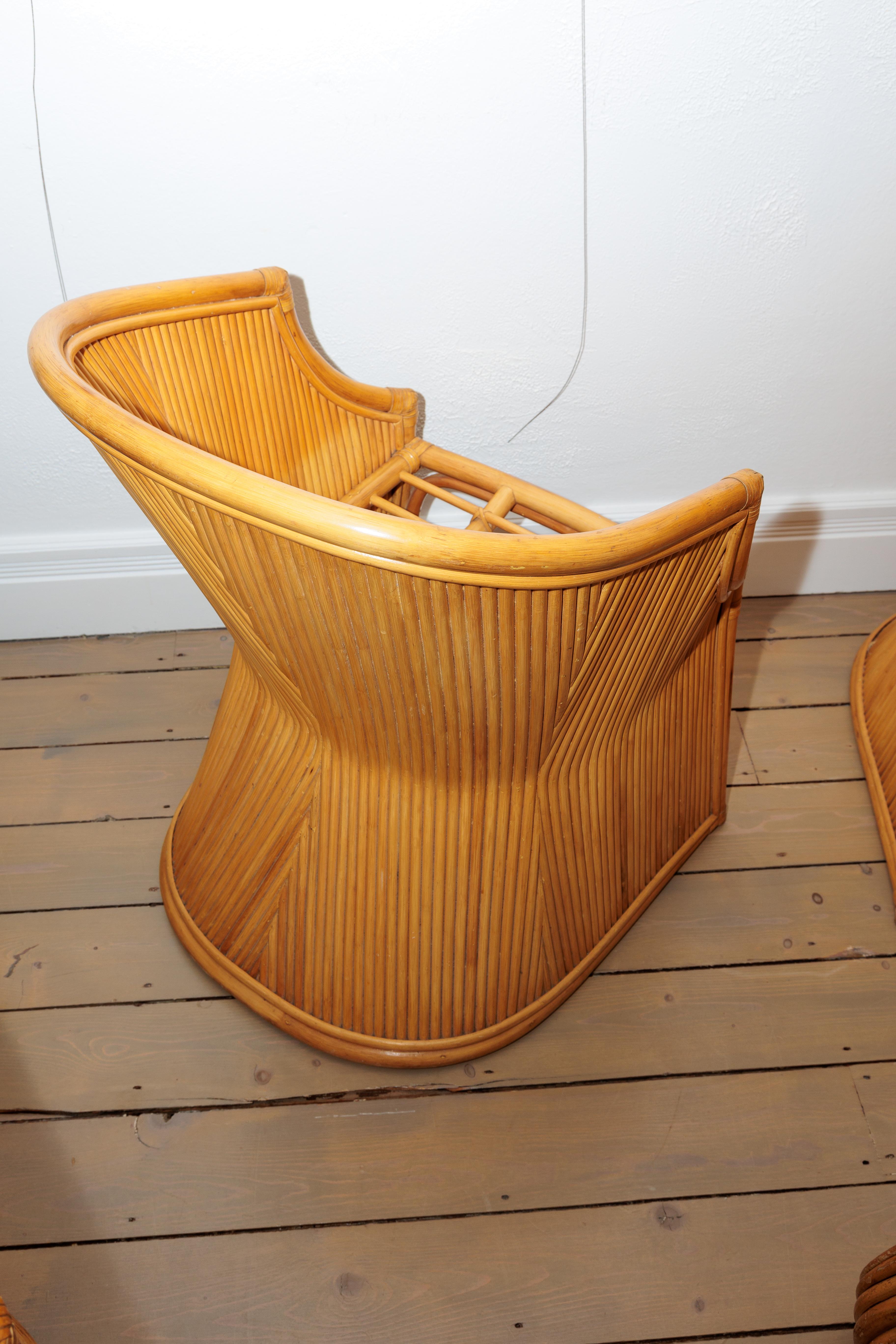 italien Paire de fauteuils en bambou avec coussins d'assise en coton rembourrés en vente